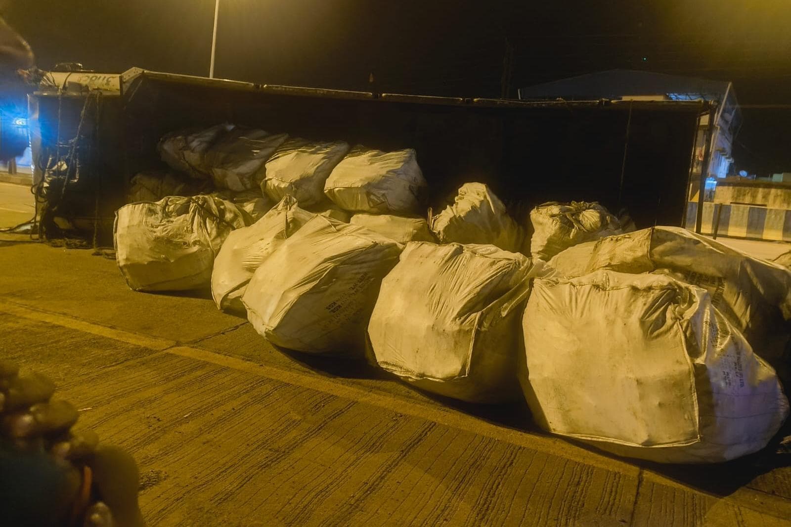 East Singhbhum News : बरसोल : ट्रक अनियंत्रित होकर पलटा, चालक गंभीर