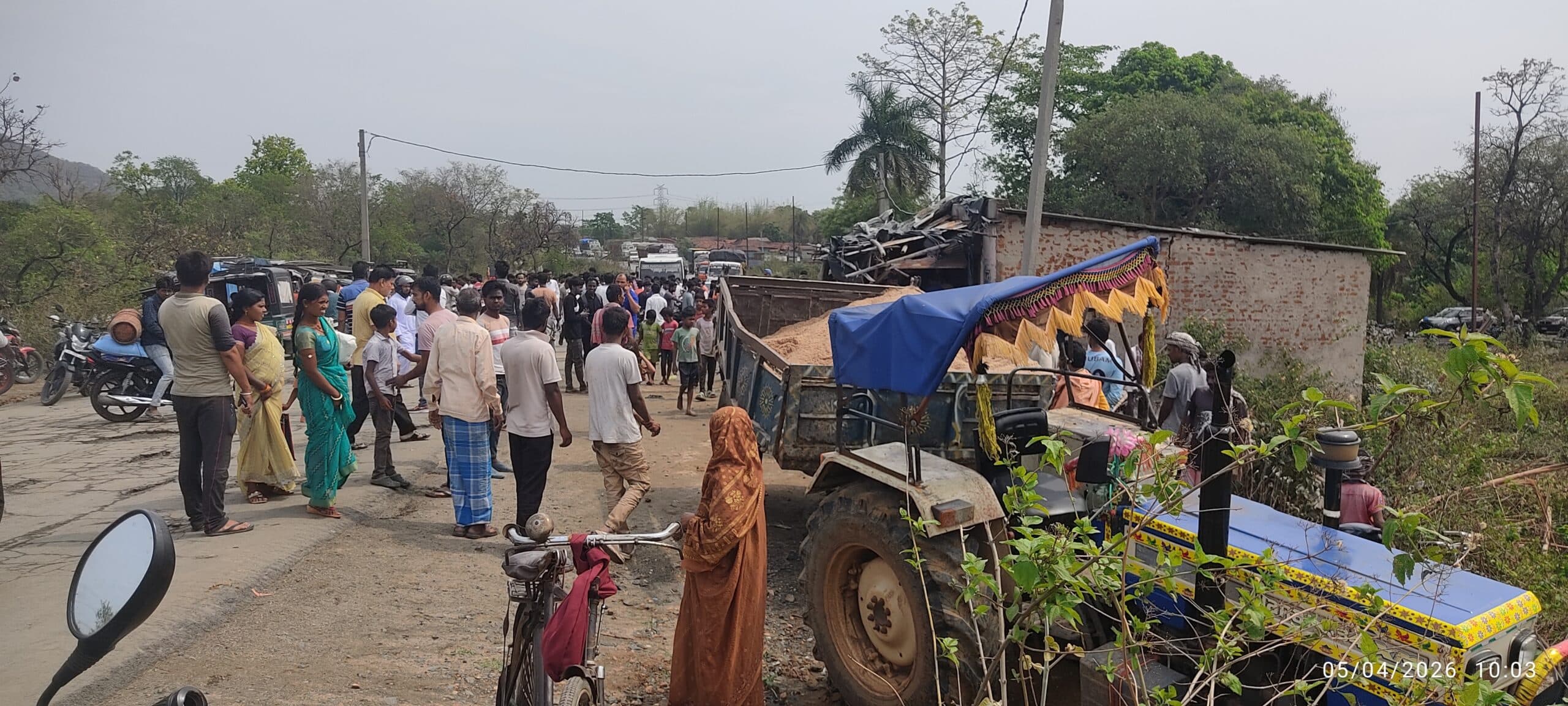 Dhanbad News: बालू लदा ट्रैक्टर दुकान में घुसा, पांच घायल, हंगामा