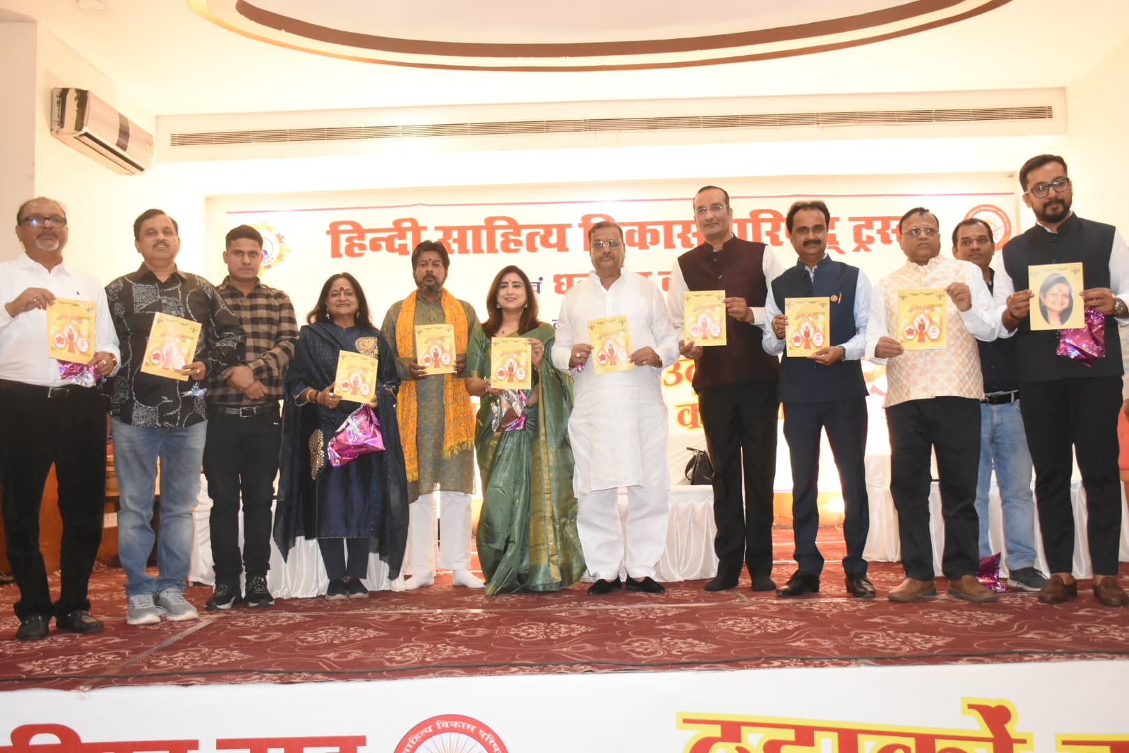 Dhanbad News: डॉ भुवन मोहिनी, सुदीप भोला व डॉ अनिल चौबे ने सजायी हास्य-व्यंग्य की महफिल