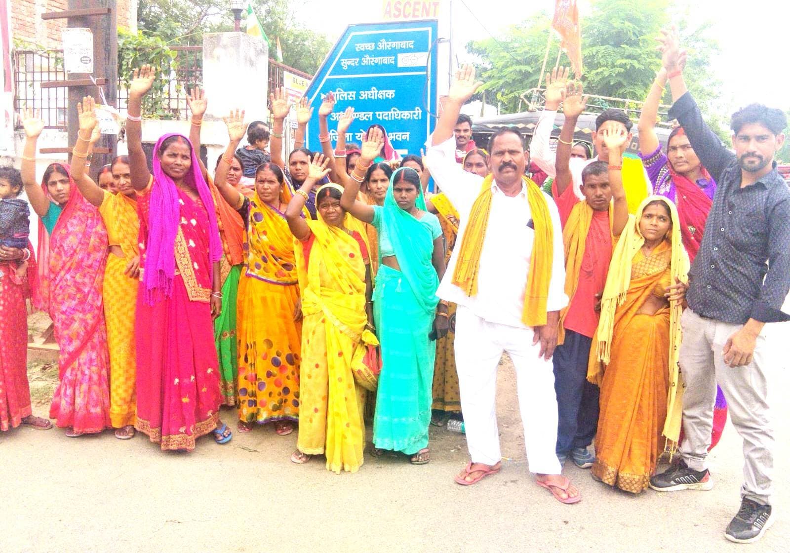 छह माह से वेतन बकाया : सफाईकर्मियों का समाहरणालय पर प्रदर्शन