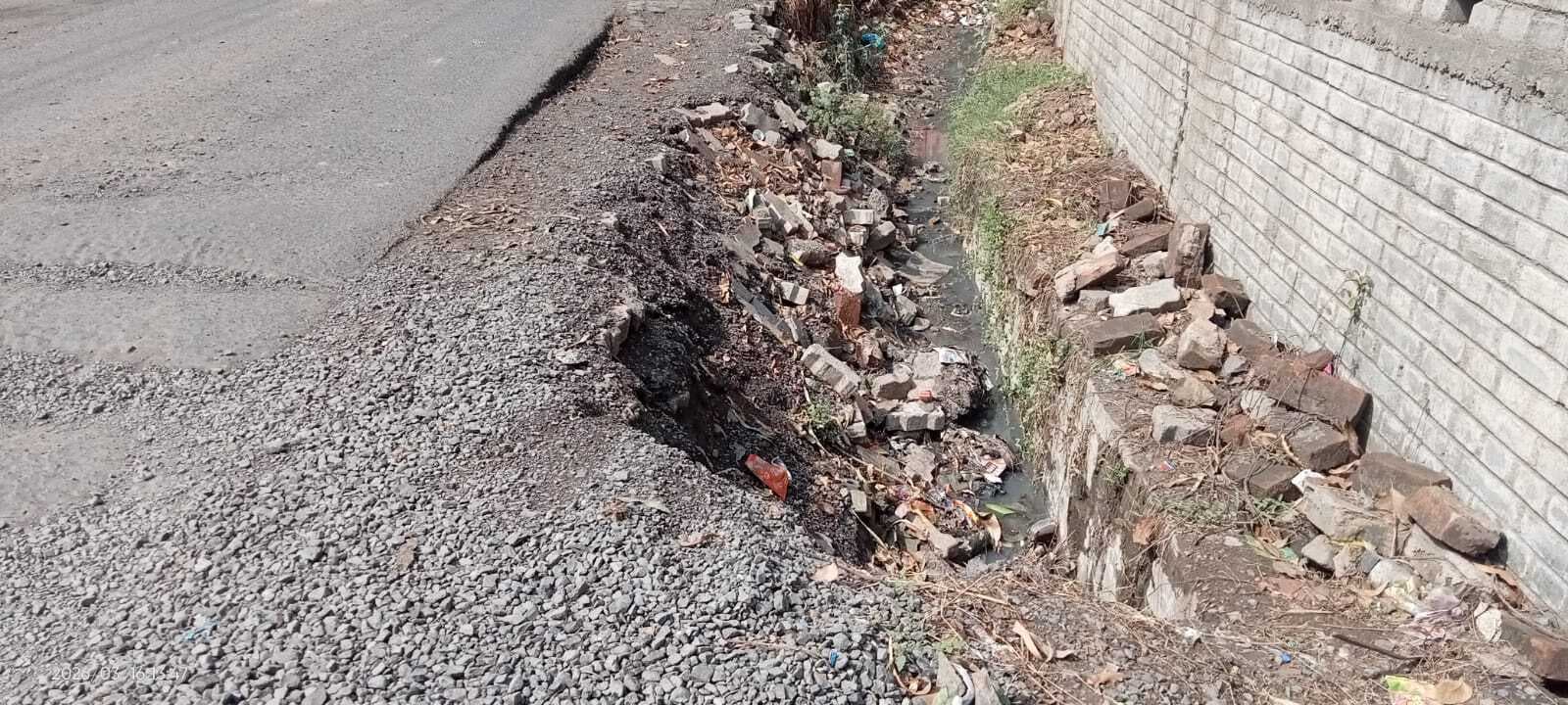 हरिणडंगा हाइस्कूल के पास नाले का गड्ढा दुर्घटना को दे रहा है आमंत्रण