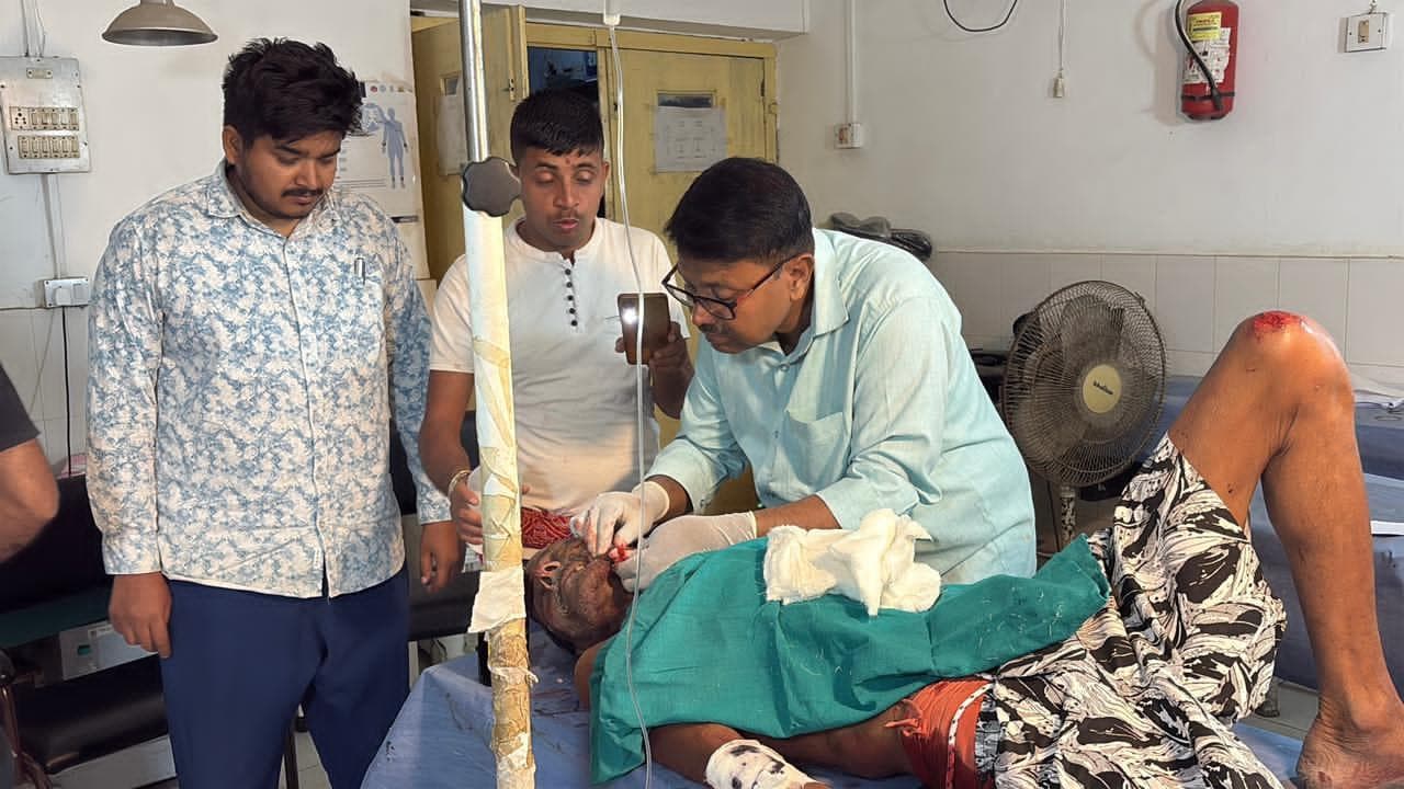 ई-रिक्शा की टक्कर से पहाड़पुर ठाकुरबाड़ी के महंत गंभीर रूप से घायल