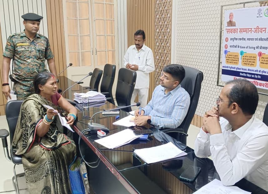 डीएम ने सुनीं आमलोगों की समस्याएं, समाधान के लिए दिये आवश्यक निर्देश