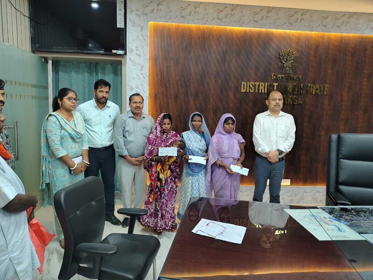 मृतक मजदूरों के परिजनों को डीएम दीपेश कुमार ने सौंपा मुआवजा चेक