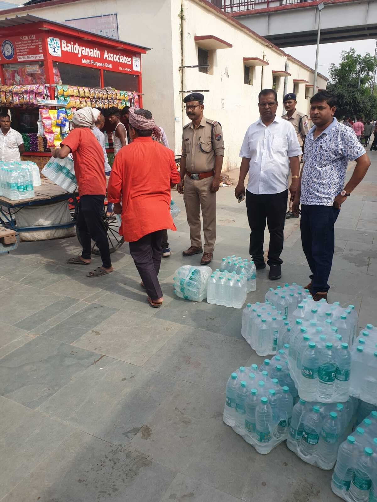 रेल नीर की जगह दूसरे ब्रांड के पानी की बिक्री पर जनसेवा एक्सप्रेस में कार्रवाई, 528 बोतल पानी जब्त