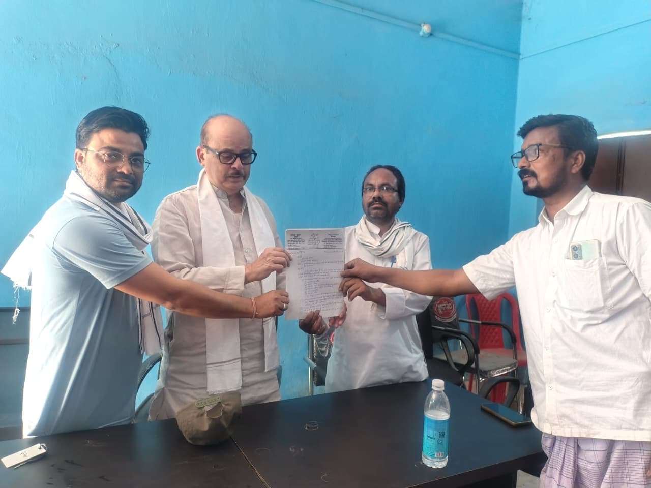 ग्रामीणों ने समस्याओं का मांग पत्र सांसद को सौंपा