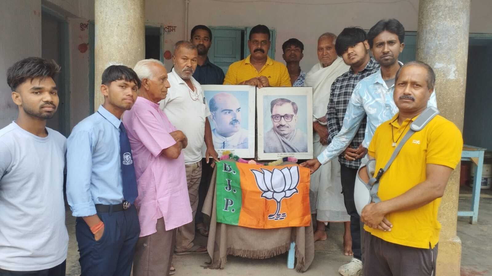 कर्रा में मना भाजपा का स्थापना दिवस