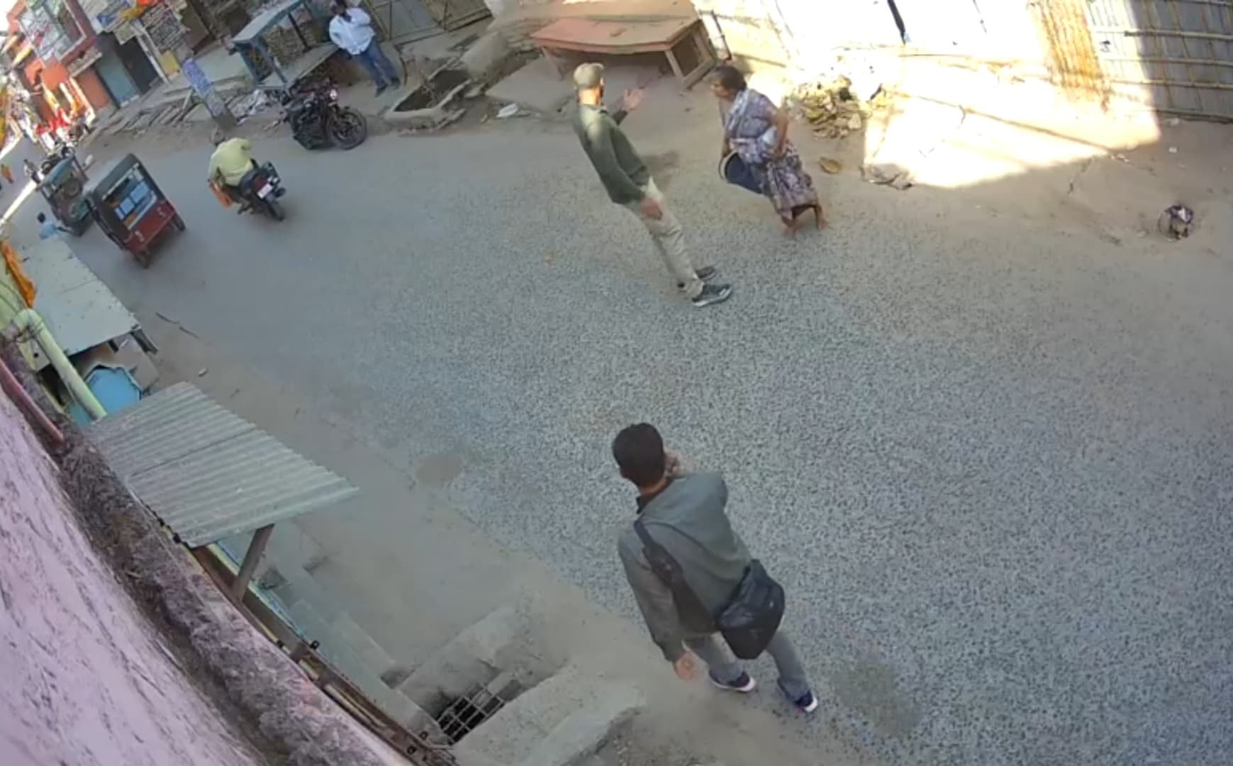 बुजुर्ग महिला को झांसे में लेकर लाखों के सोने के जेवरात उड़ा ले गये ठग