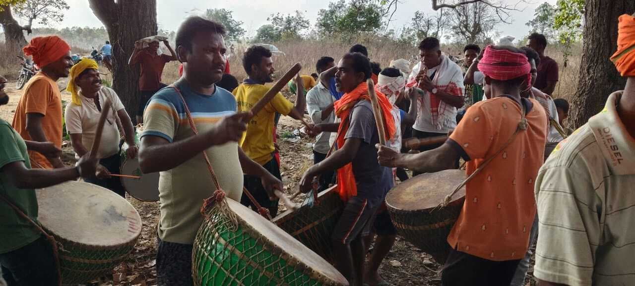 डेमबूआ गांव में मनाया गया सरहुल