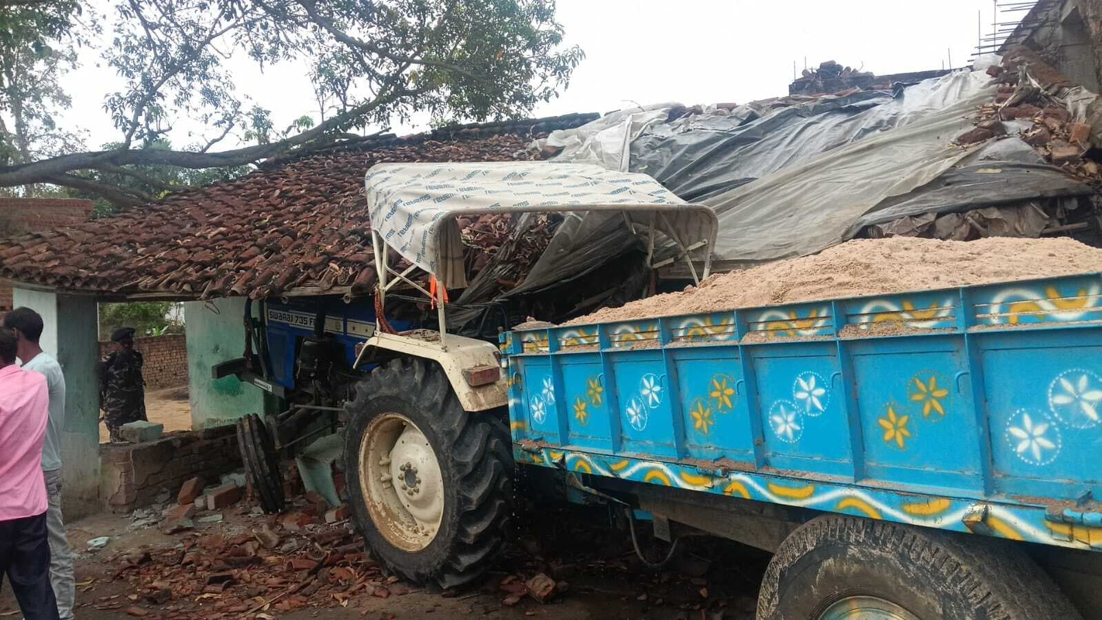 पुलिस से बचने के चक्कर में अवैध बालू लोड ट्रैक्टर घर में घुसा, बाल-बाल बचे लोग