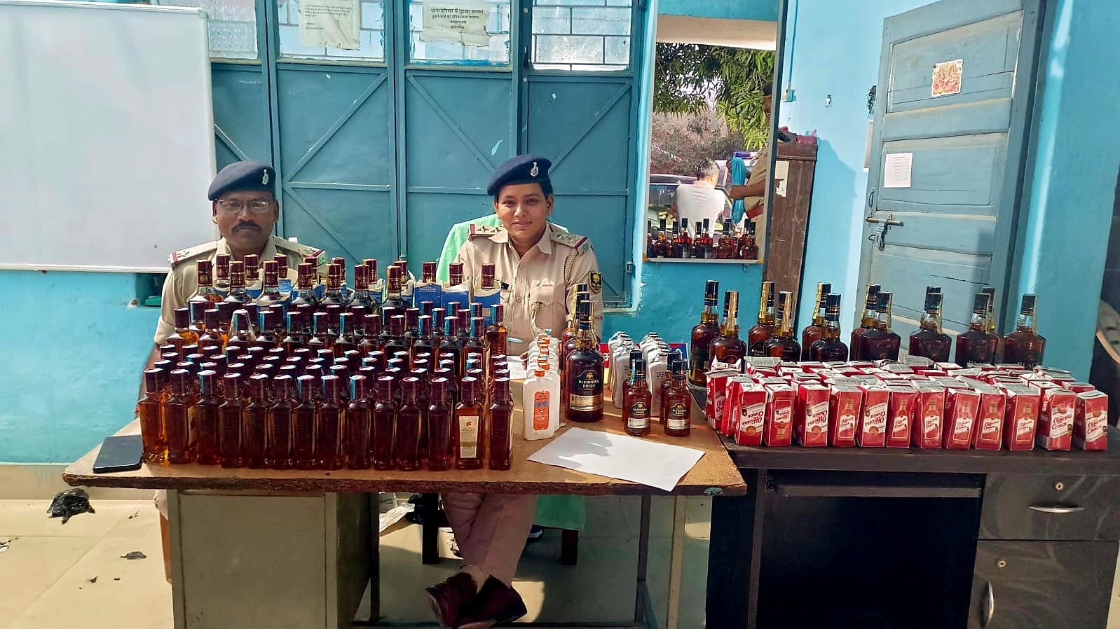 कार से 60 लीटर विदेशी शराब जब्त, एक तस्कर गिरफ्तार