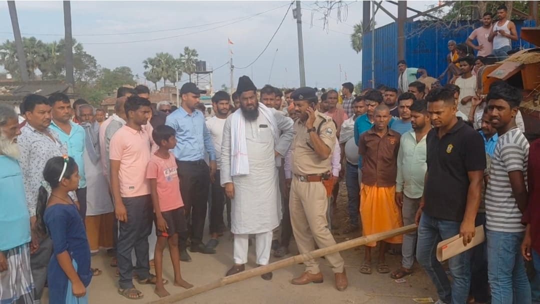 अवैध बालू लदे ट्रैक्टर के धक्के से पांच वर्षीय बच्ची की मौत, सड़क जाम