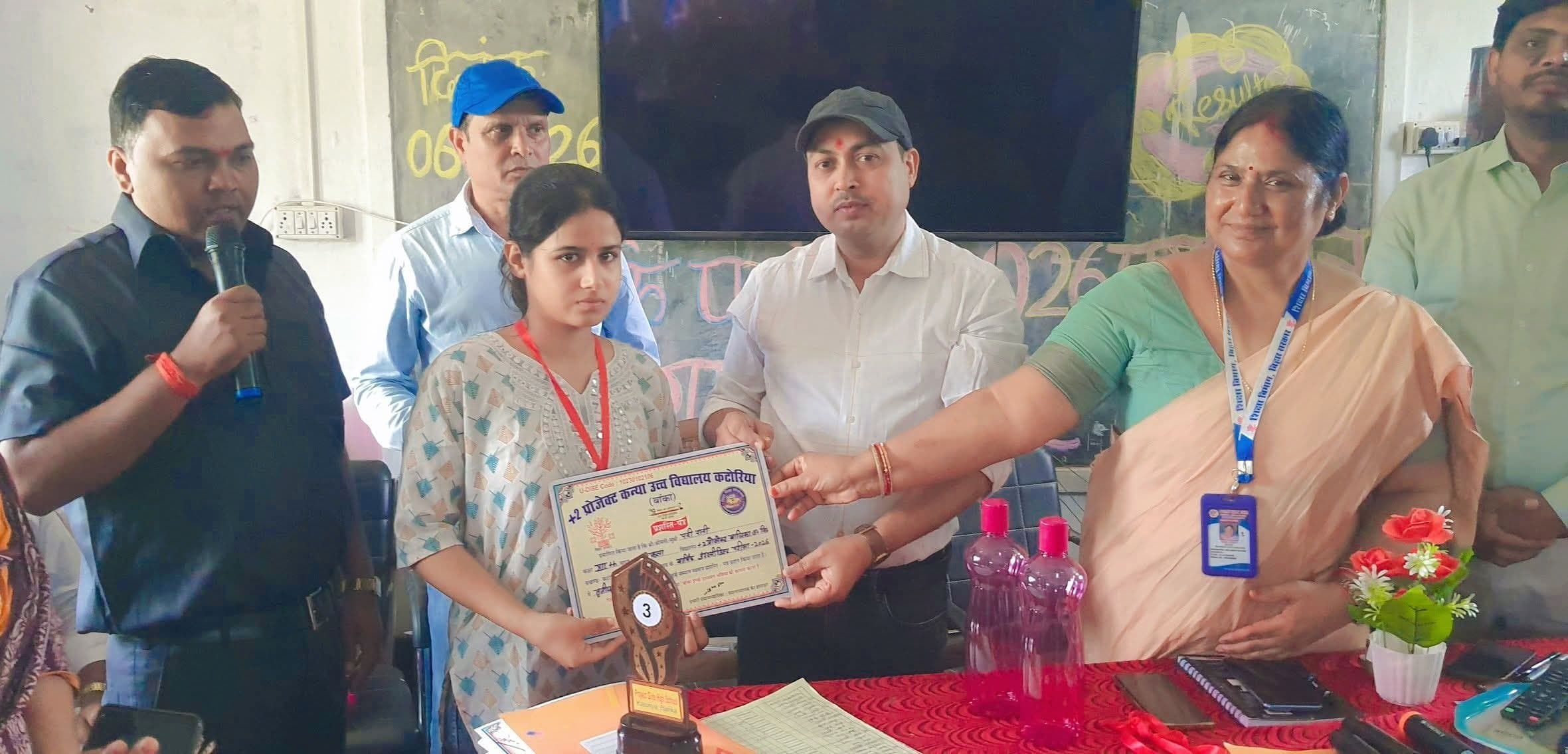 इंटर व मैट्रिक में उत्कृष्ट प्रदर्शन पर छात्राओं को किया सम्मानित