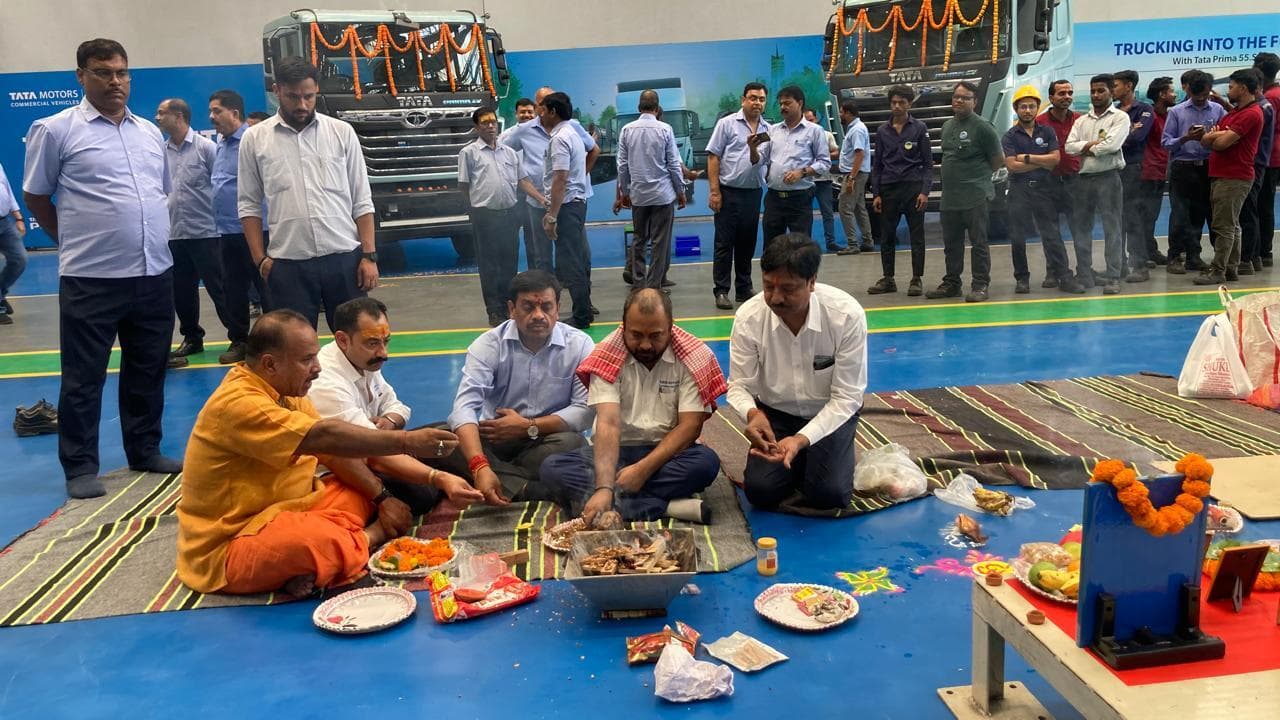 टाटा मोटर्स के विभिन्न डिवीजनों में गूंजे मंत्र, पूजा-अर्चना के साथ नये वित्तीय वर्ष का आगाज