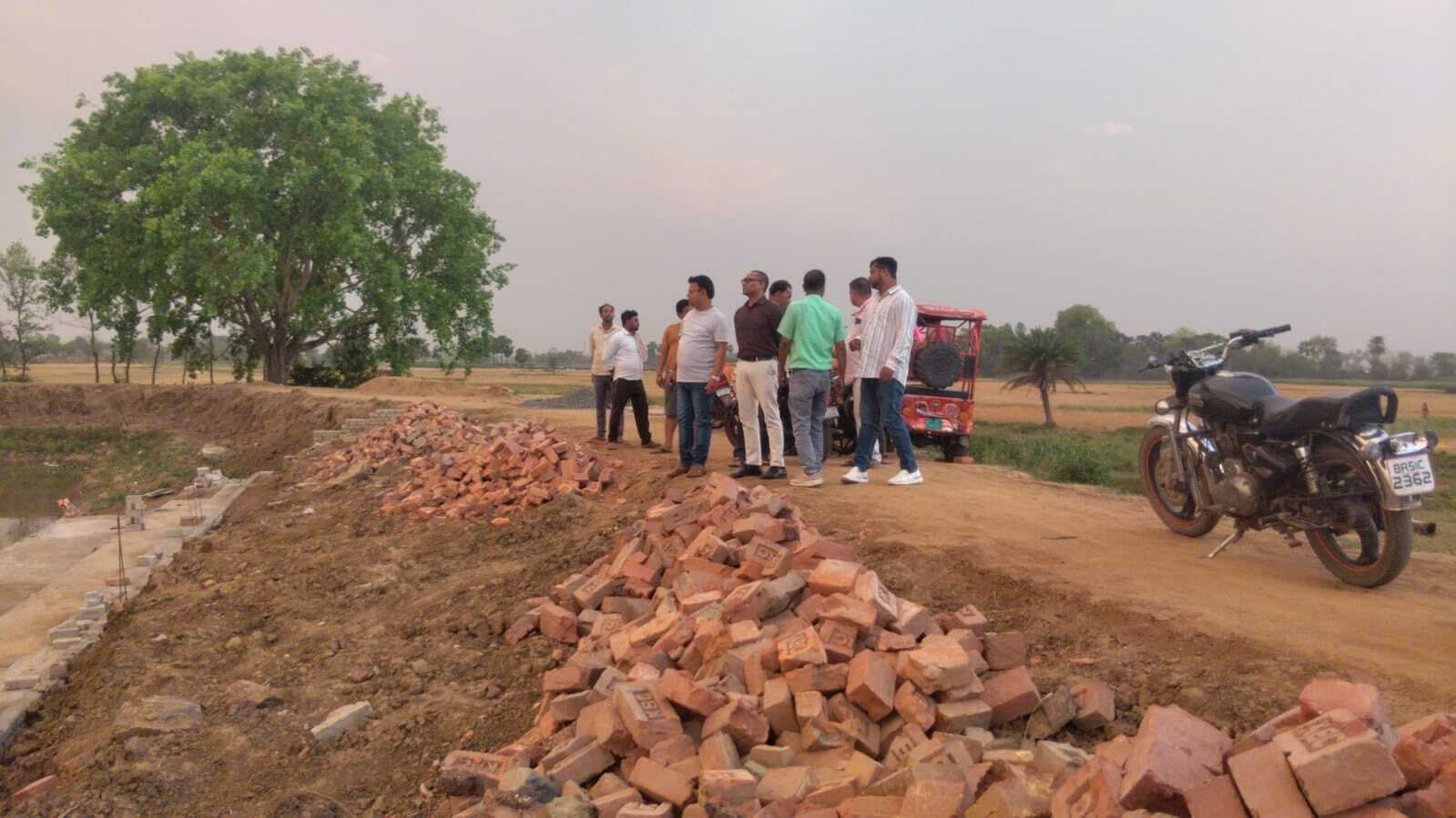 कार्यपालक पदाधिकारी ने छठ घाट निर्माण कार्य का किया निरीक्षण, पायी गयी अनियमितता