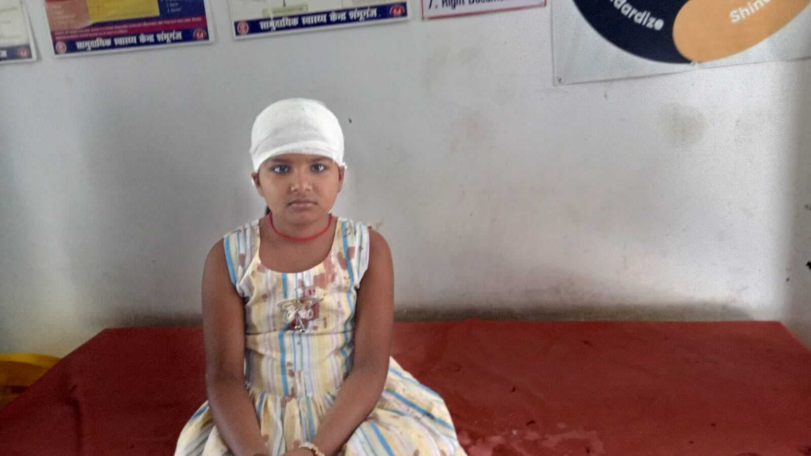 स्कूल वाहन और टोटो की टक्कर में स्कूली बच्चे सहित पांच लोग जख्मी, तीन रेफर