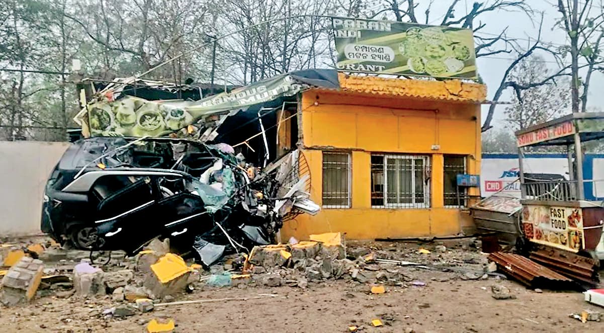 Rourkela News: सड़क किनारे ढाबा में जा घुसी अनियंत्रित एसयूवी, दो युवकों की मौत, एक गंभीर