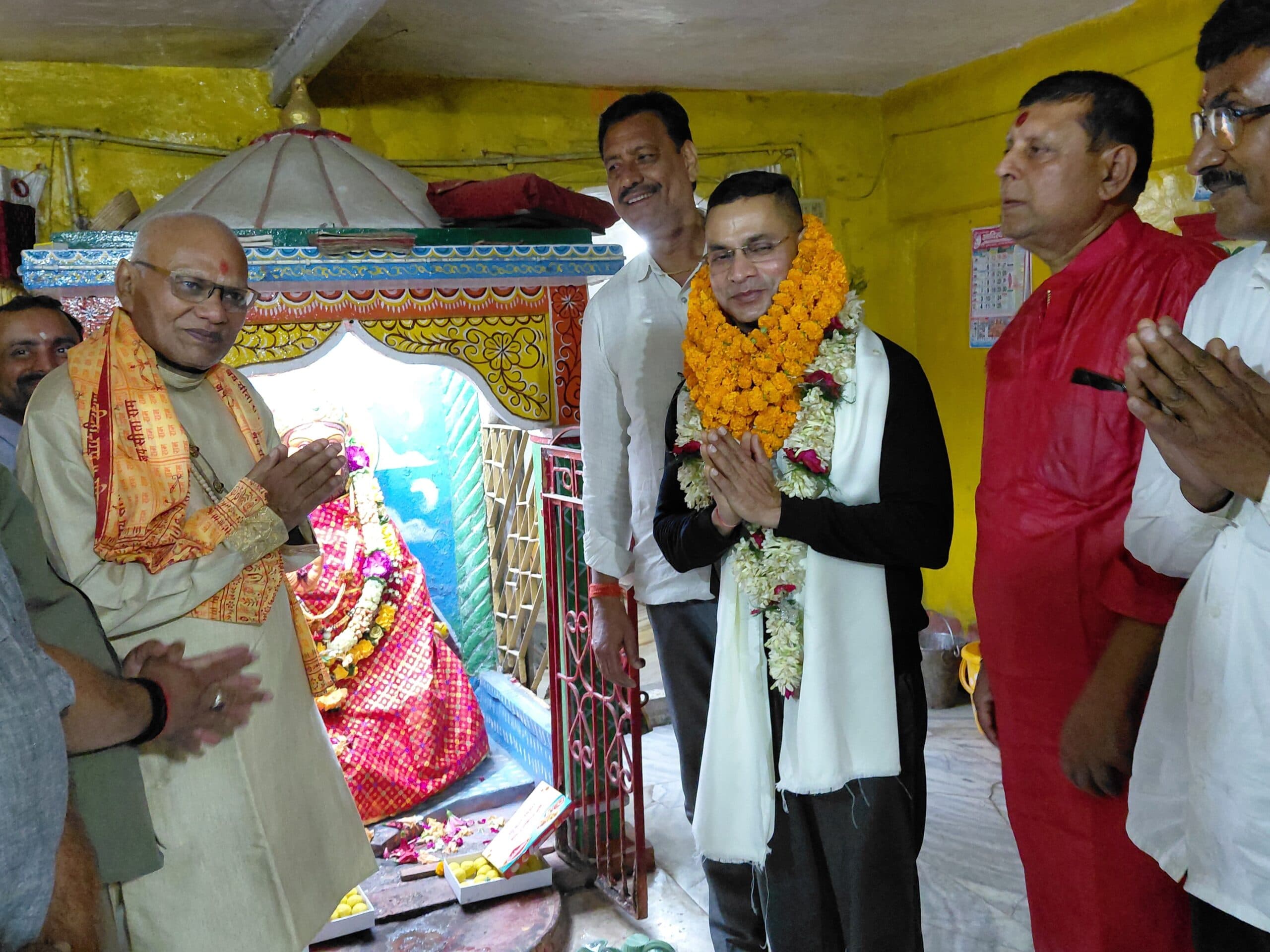 मंदिर समिति के पदेन अध्यक्ष के रूप में थानाध्यक्ष का भव्य स्वागत