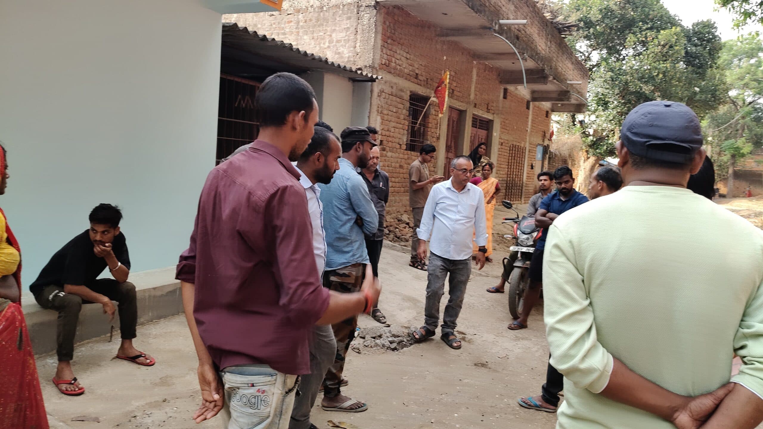 Giridih News :सहायक अभियंता ने की चुंगलो-नावाडीह सड़क की जांच