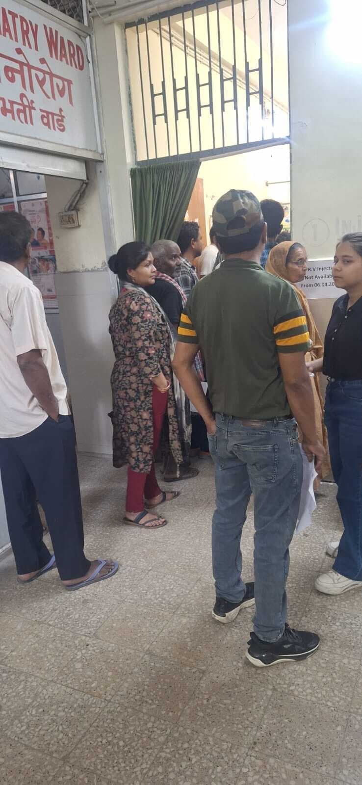 Dhanbad News: एआरवी की किल्लत के बीच एसएनएमएमसीएच में 100-100 रुपये लेकर वैक्सीन लगाने पर जोरदार हंगामा