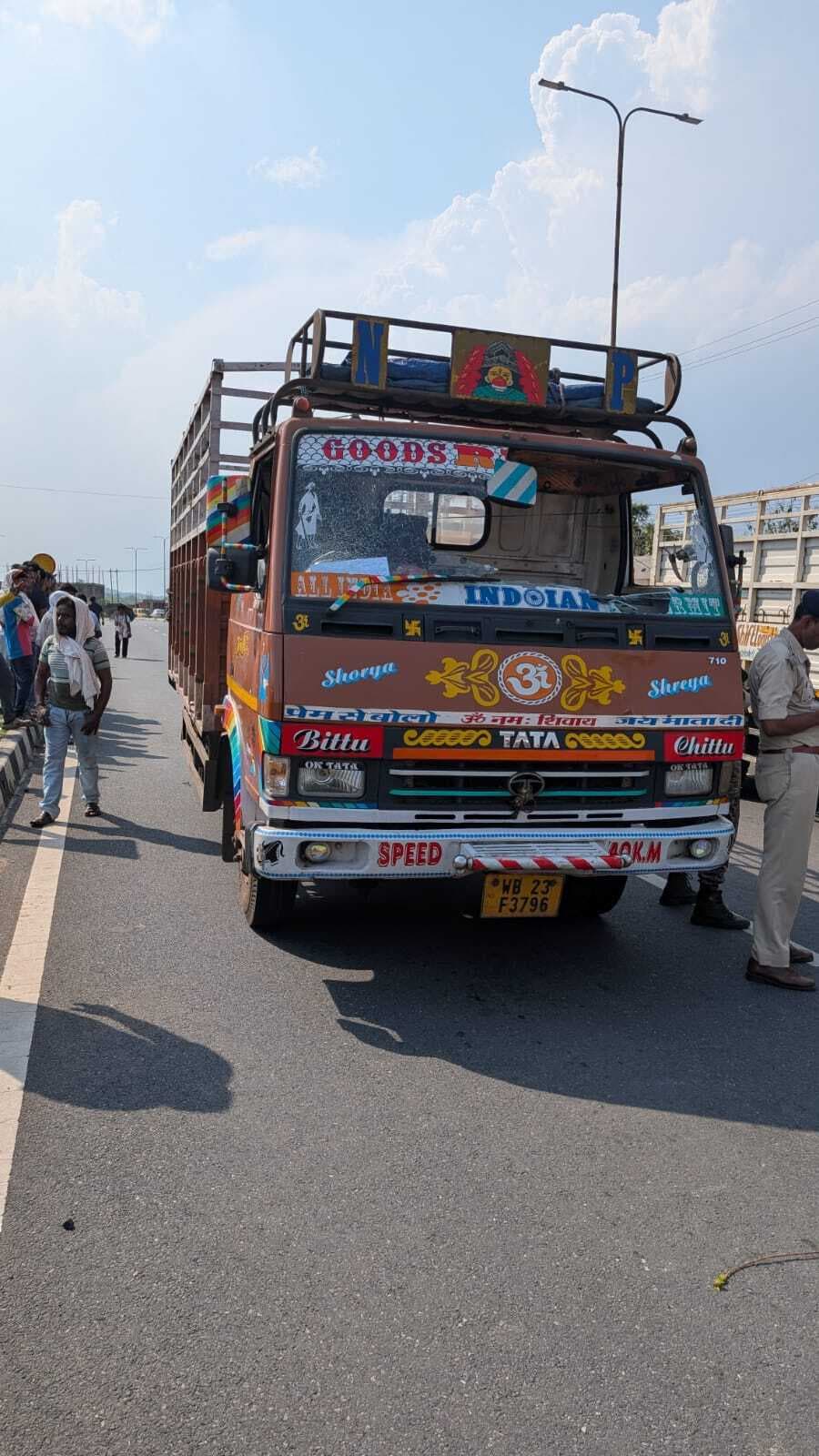 Dhanbad Live : सड़क पार करते समय ट्रक की चपेट में आया युवक, मौके पर मौत