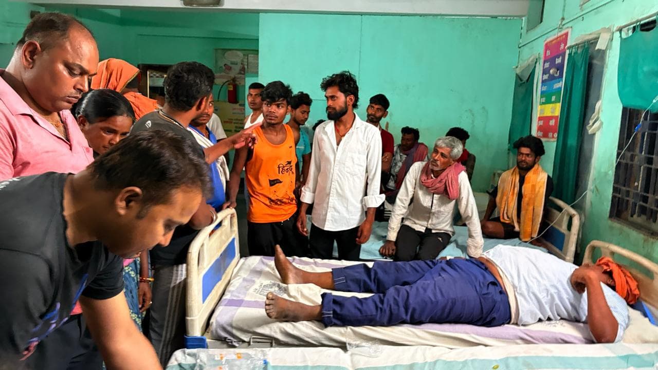 मजदूरों से भरा ट्रैक्टर पलटा, एक दर्जन से अधिक लोग घायल