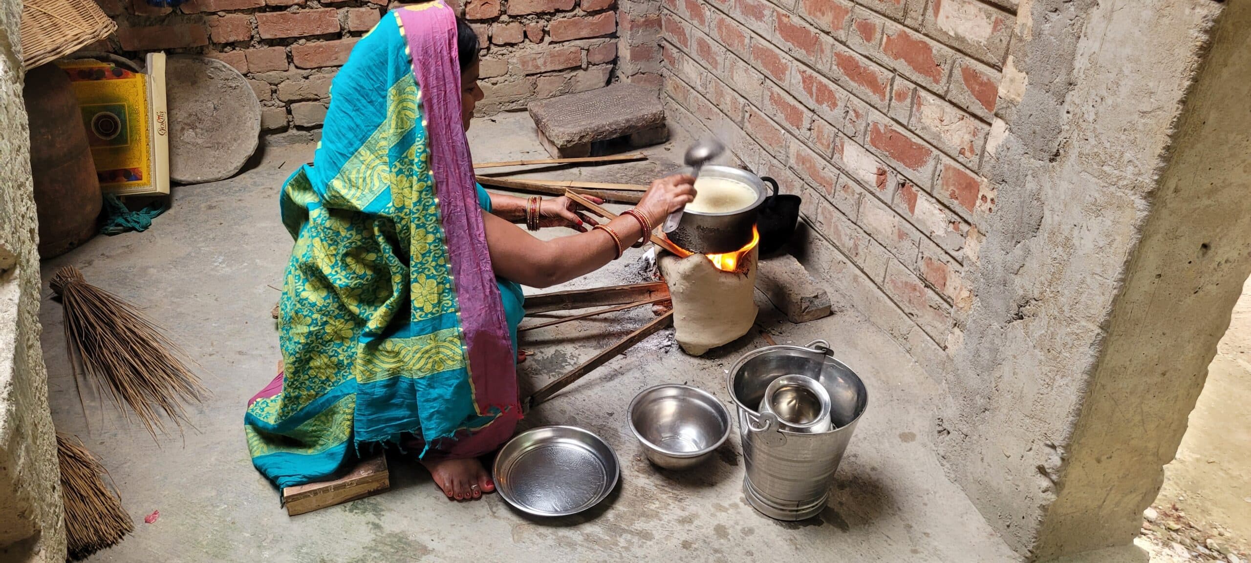 एलपीजी मिलना हुआ कठिन, मिट्टी के चूल्हे पर पक रहा स्वाद व सेहतमंद भोजन