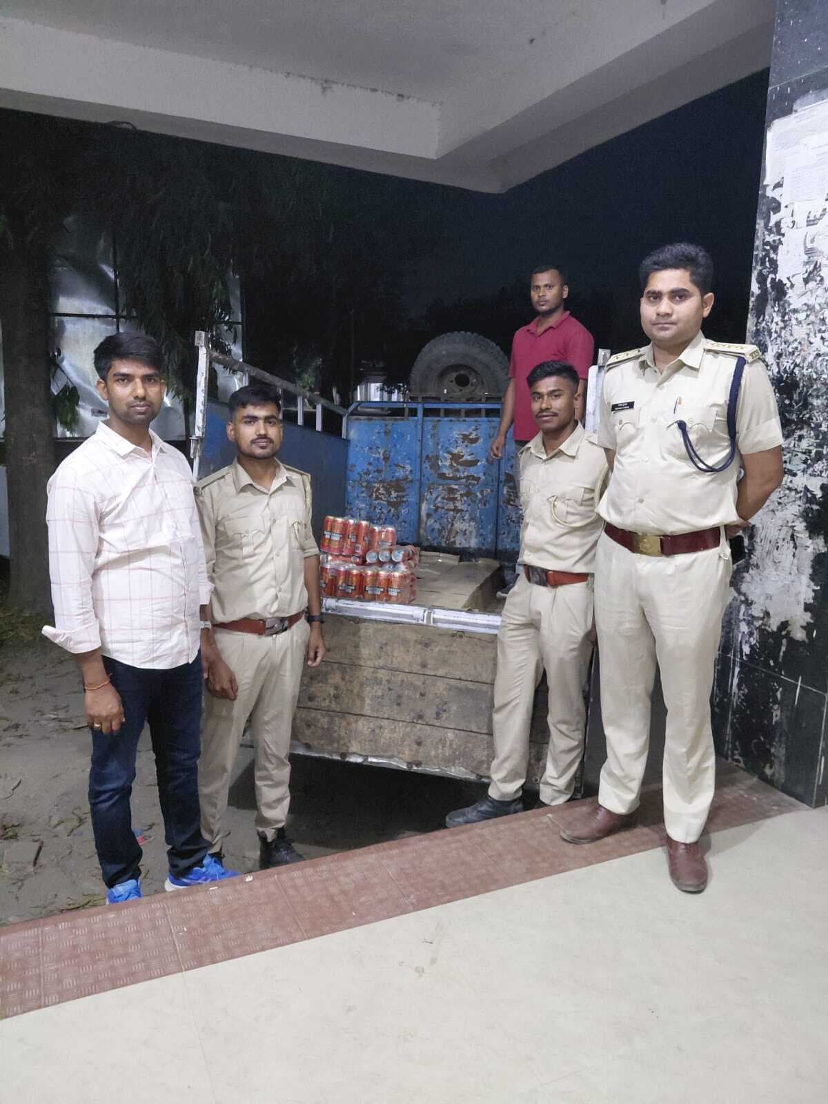 लावारिस पिकअप वैन से 322 लीटर बियर बरामद