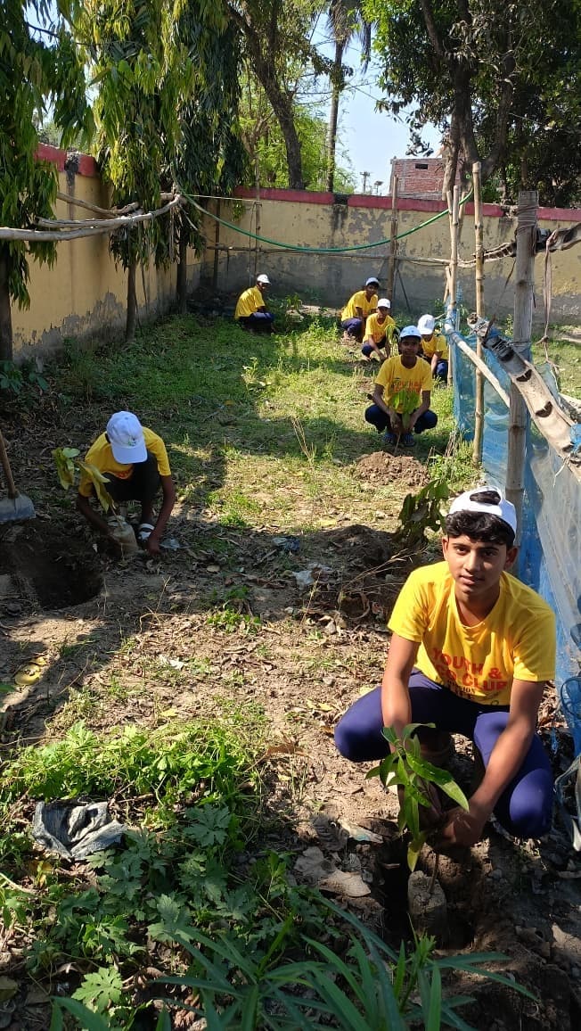 उमावि बैरो के छात्रों ने लगाये 51 उपयोगी व औषधीय पौधे