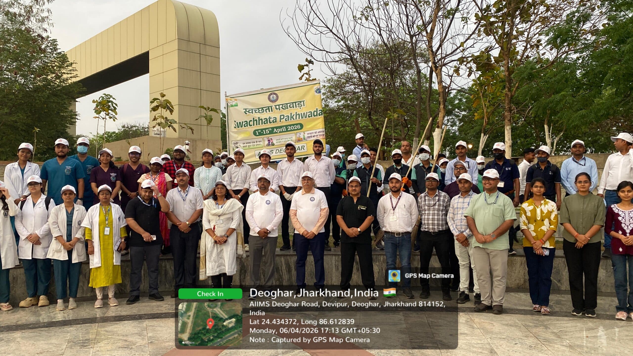 एम्स परिसर में झाड़ू लगाकर दिया स्वच्छता का संदेश