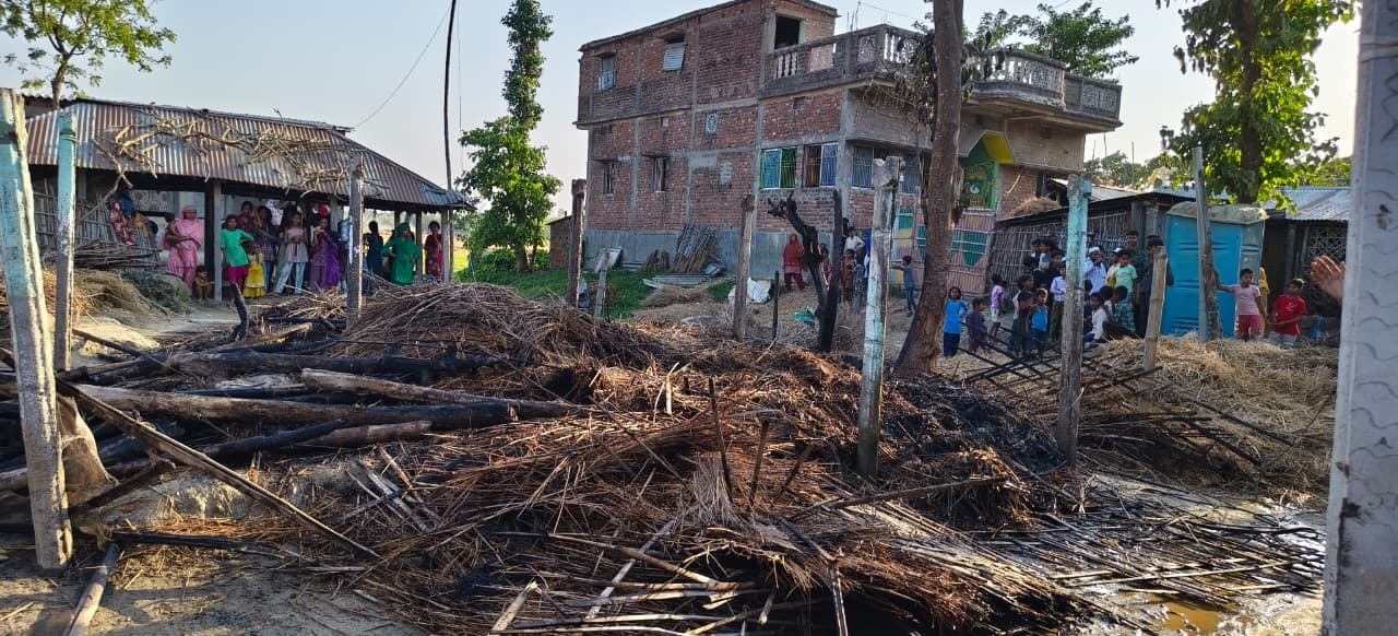 आग लगने से दो घर जले, हजारों की क्षति