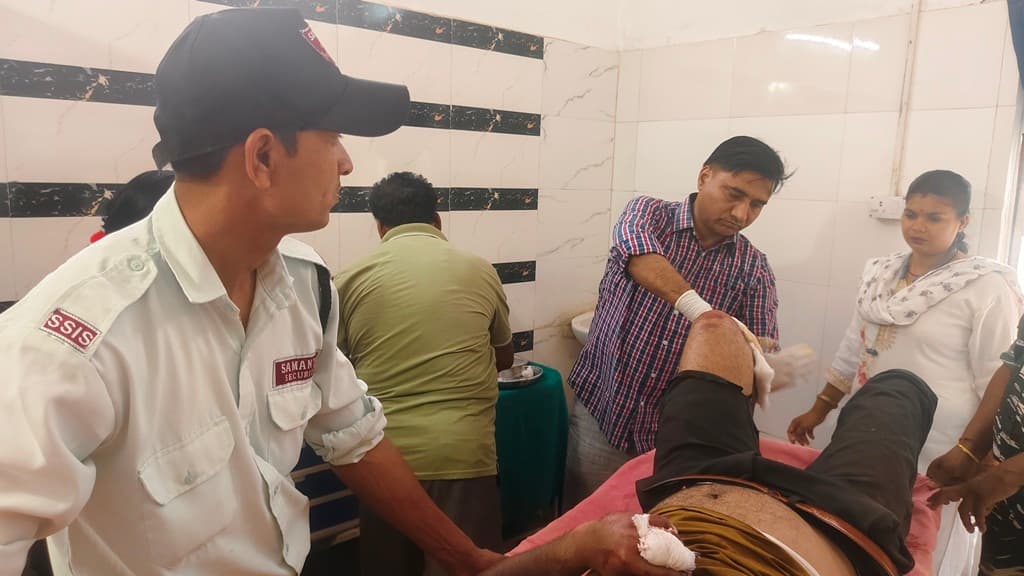 तेज रफ्तार पिकअप ने स्कूल जा रहे शिक्षक को मारी टक्कर, घसीटते हुए ले गयी बाइक