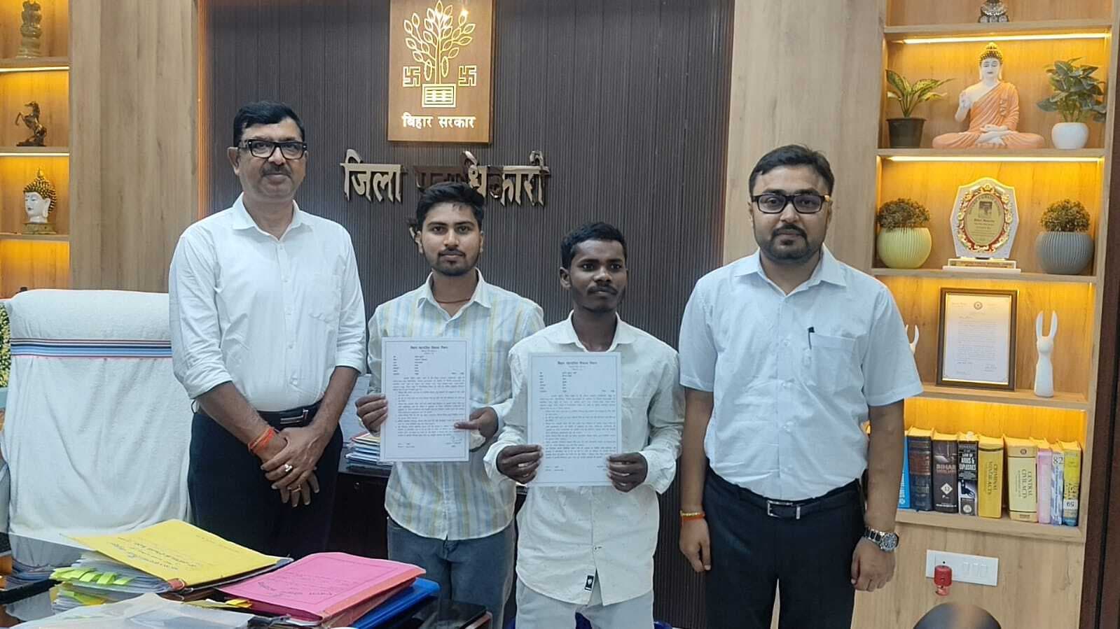 विकास मित्रों को मिला नियोजन पत्र, डीएम ने दी जिम्मेदारी निभाने की नसीहत