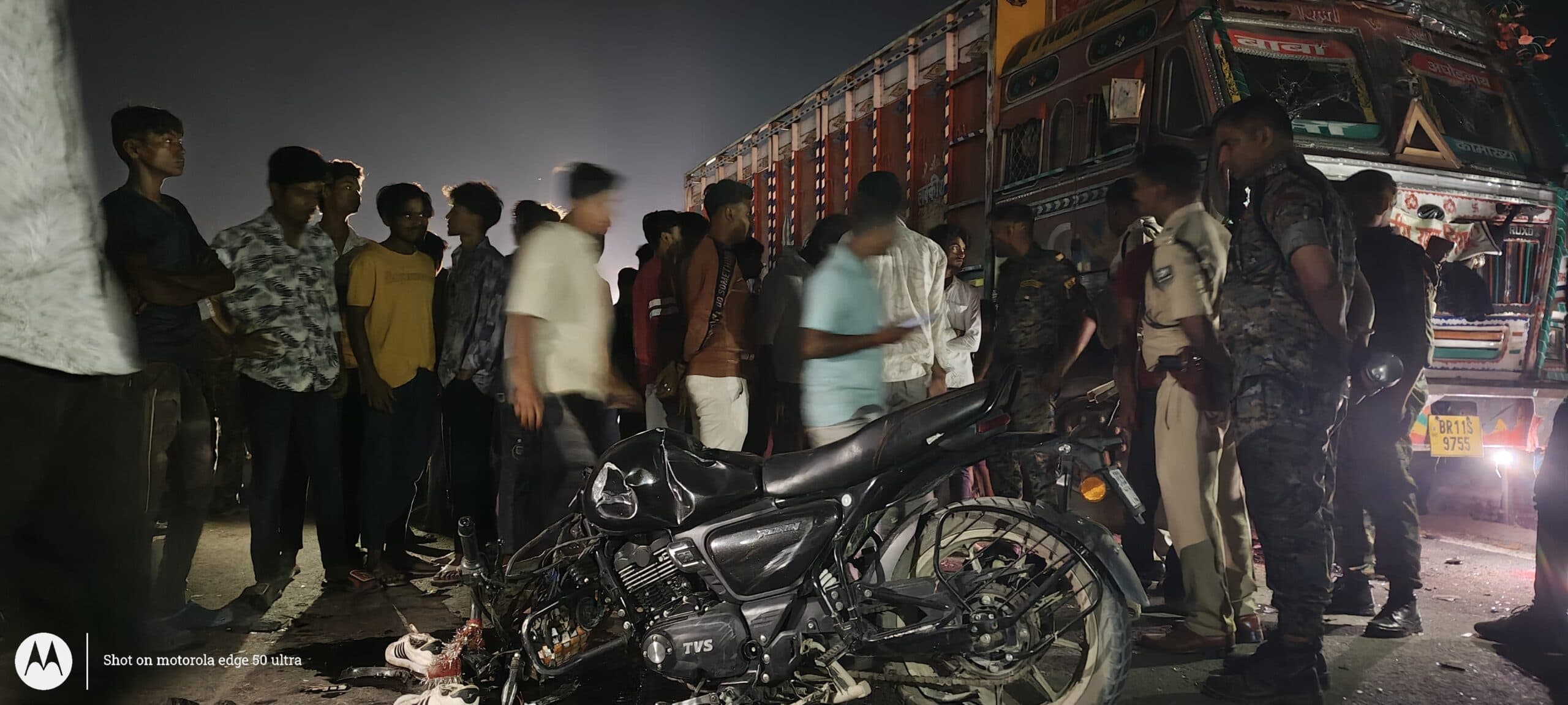 ट्रक ने बाइक में मारी ठोकर, तीन युवकों की मौत