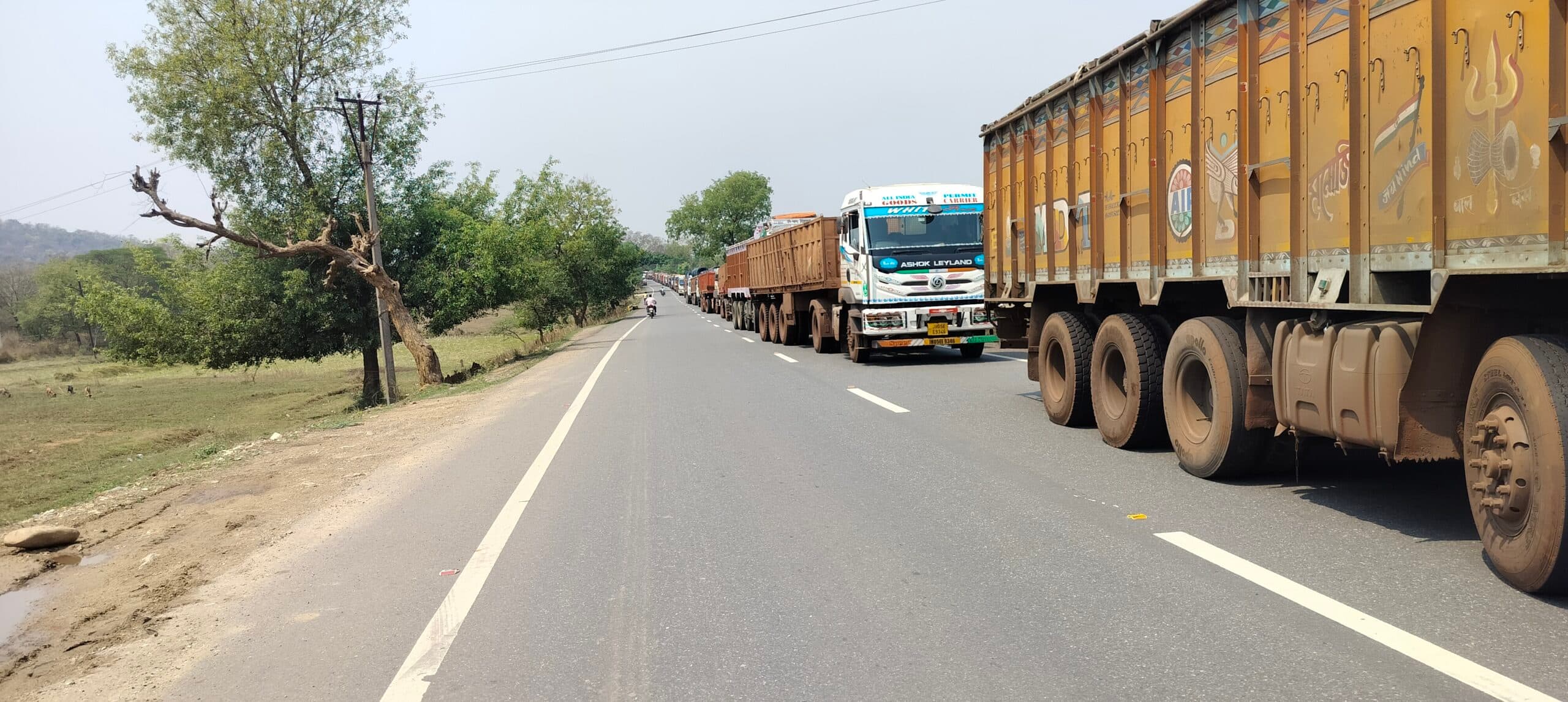 Seraikela Kharsawan News : अंधेरे में खड़े ब्रेकडाउन हाइवा से टकरायी दो बाइक, 3 गंभीर, 19 घंटे तक सड़क जाम