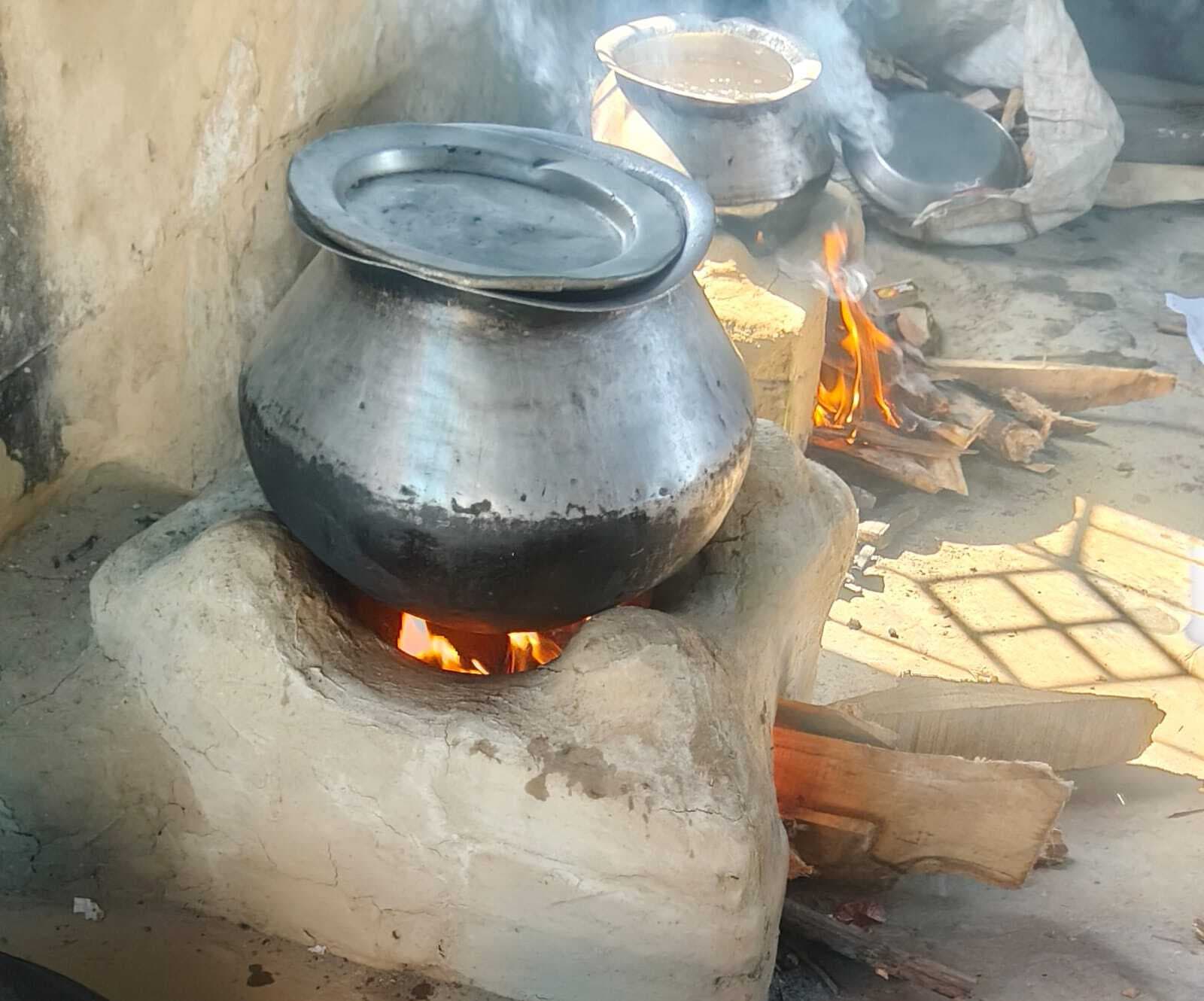 ठाकुरगंज के स्कूलों में चूल्हे पर लकड़ी से बन रहा मध्याह्न भोजन