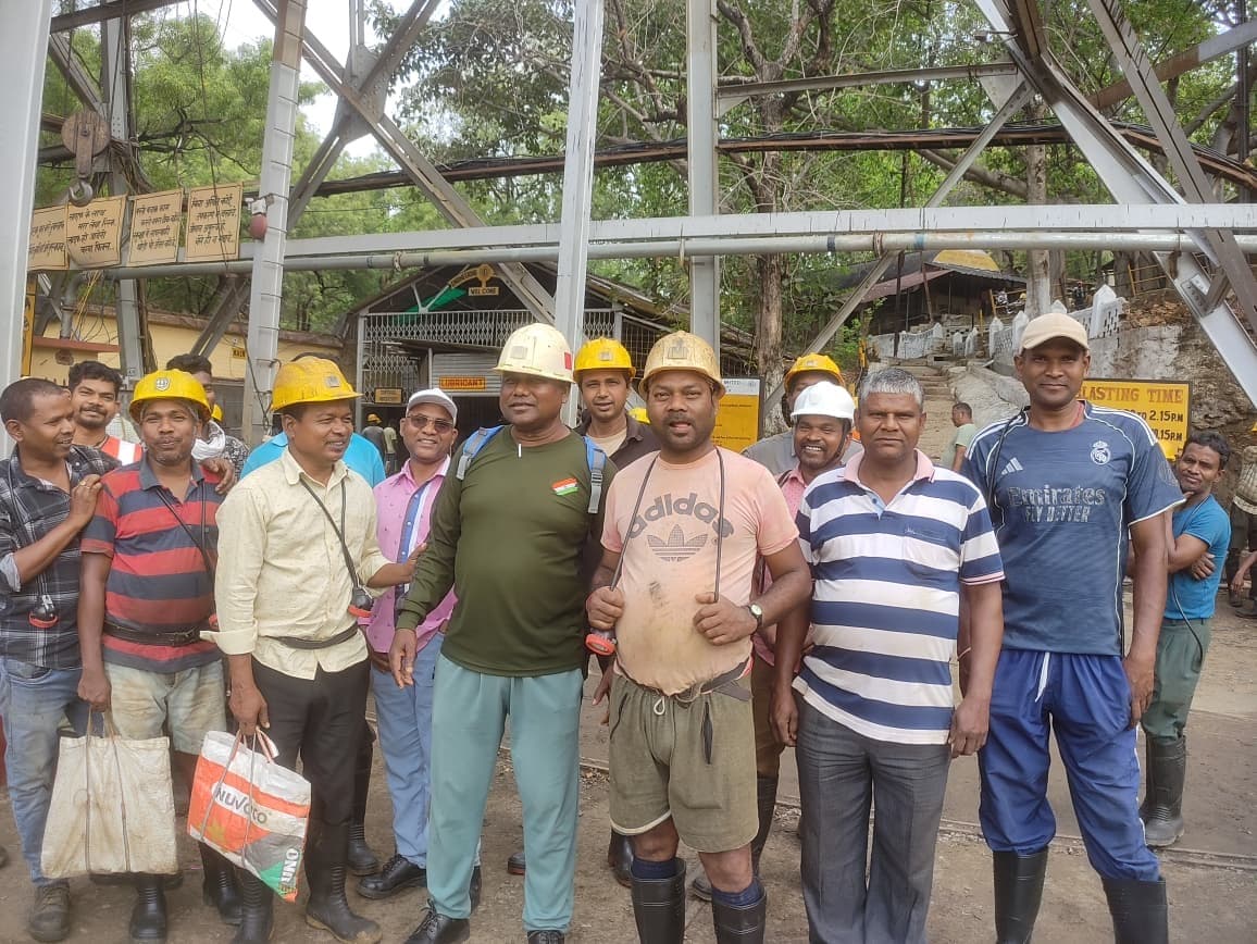 East Singhbhum News : छुट्टियों की मांग पर सुरदा माइंस के थ्री शॉफ्ट में मजदूरों ने किया कार्य बहिष्कार