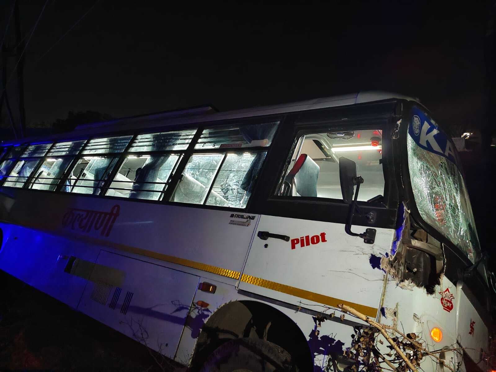 Bokaro News : तालाब में घुसी बस, बचे यात्री