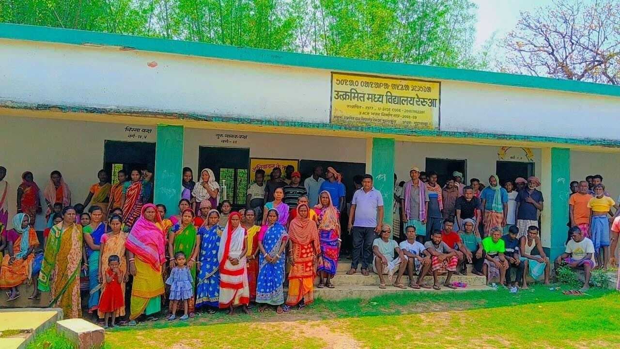 East Singhbhum News : 105 बच्चों पर महज 2 शिक्षक, रेरुआ स्कूल में अभिभावकों ने जताया विरोध