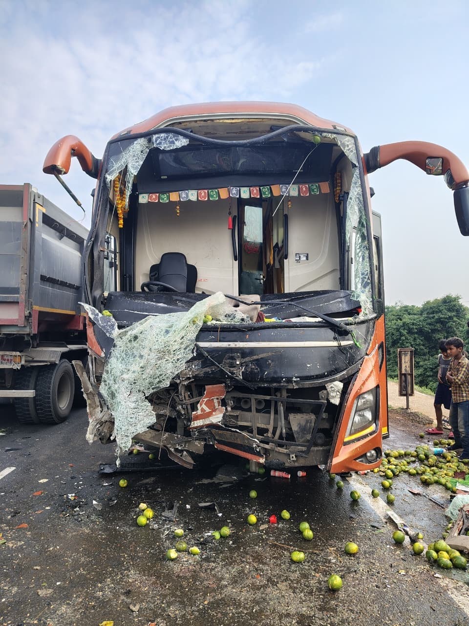 वैन को लेन बदलना पड़ा भारी, बस से जोरदार टक्कर में चालक-खलासी की मौत