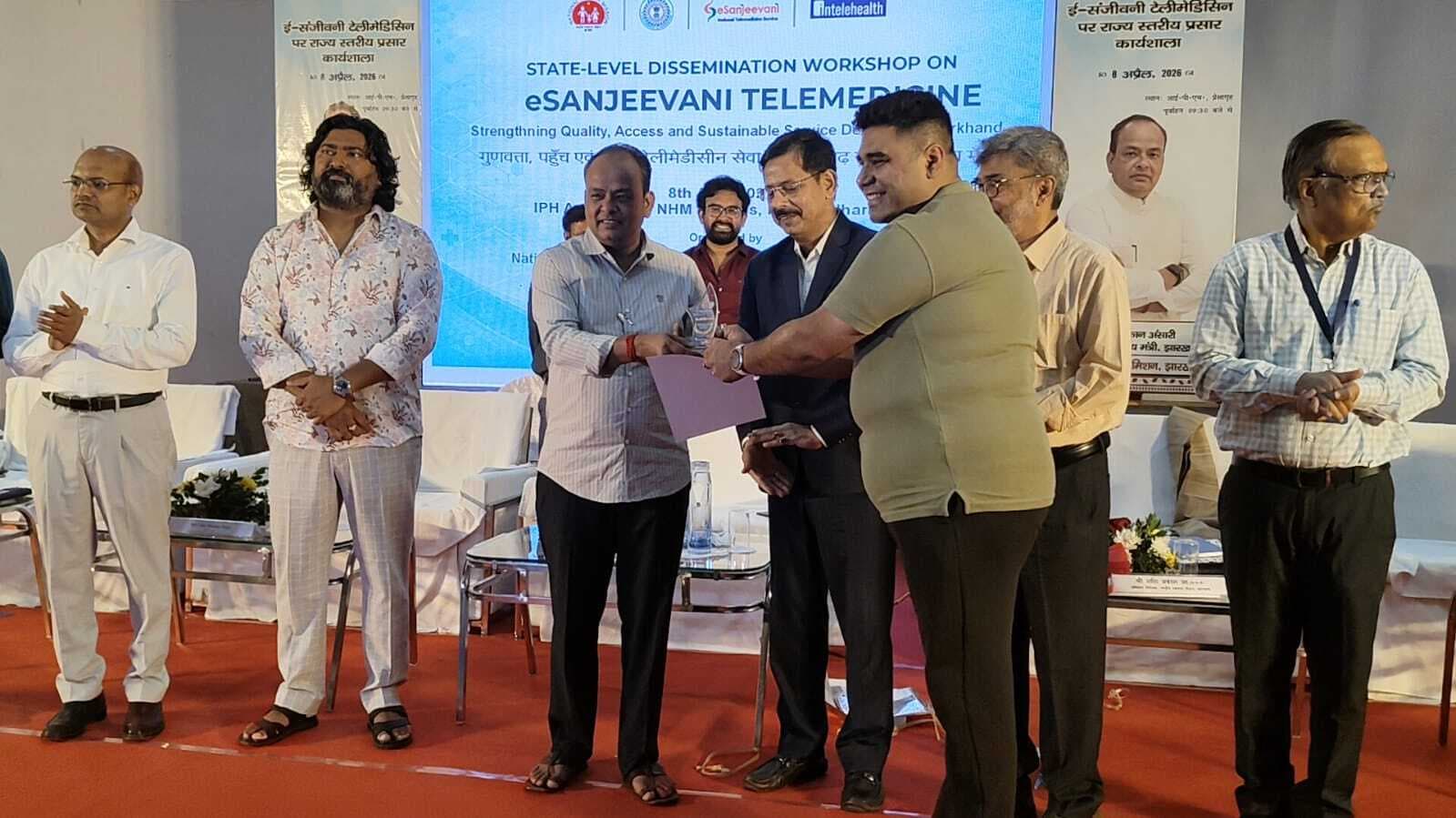 स्वास्थ्य मंत्री ने डॉ दुर्गेश झा को उत्कृष्ट सेवा का दिया पुरस्कार