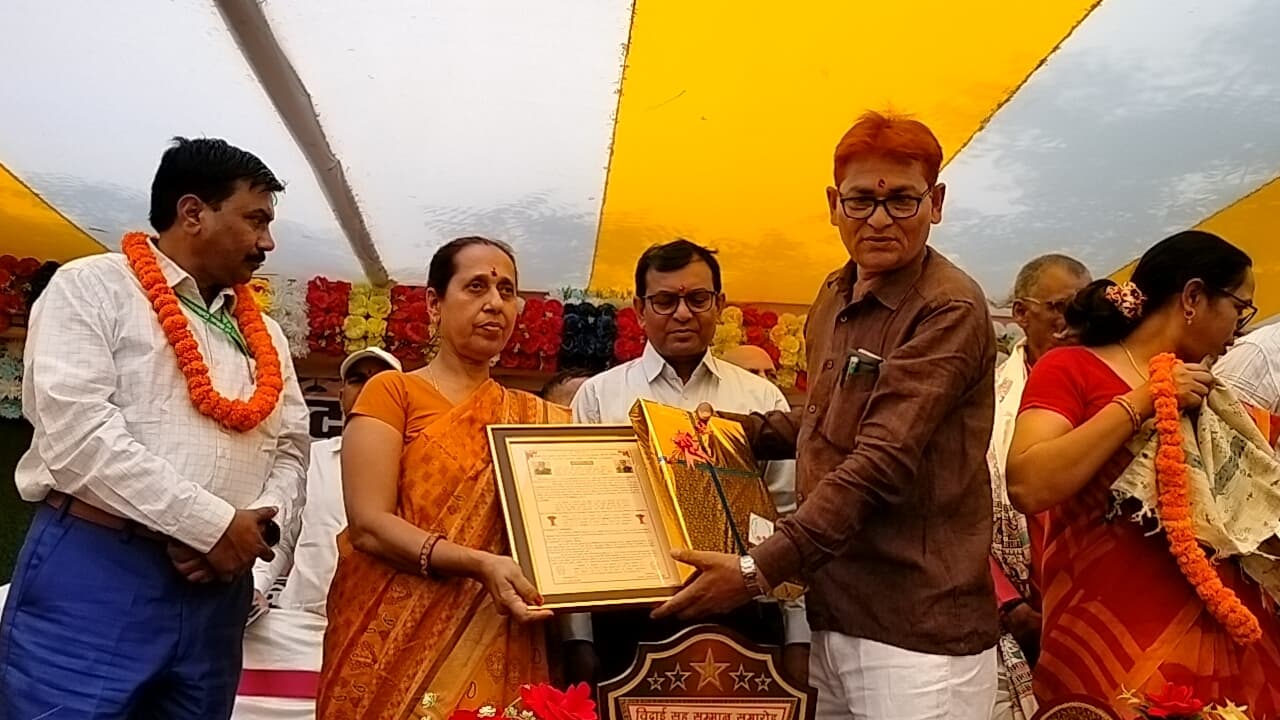 सूर्यगढ़ा में सेवानिवृत्त बीईओ कुमारी परिणीता को भावभीनी विदाई