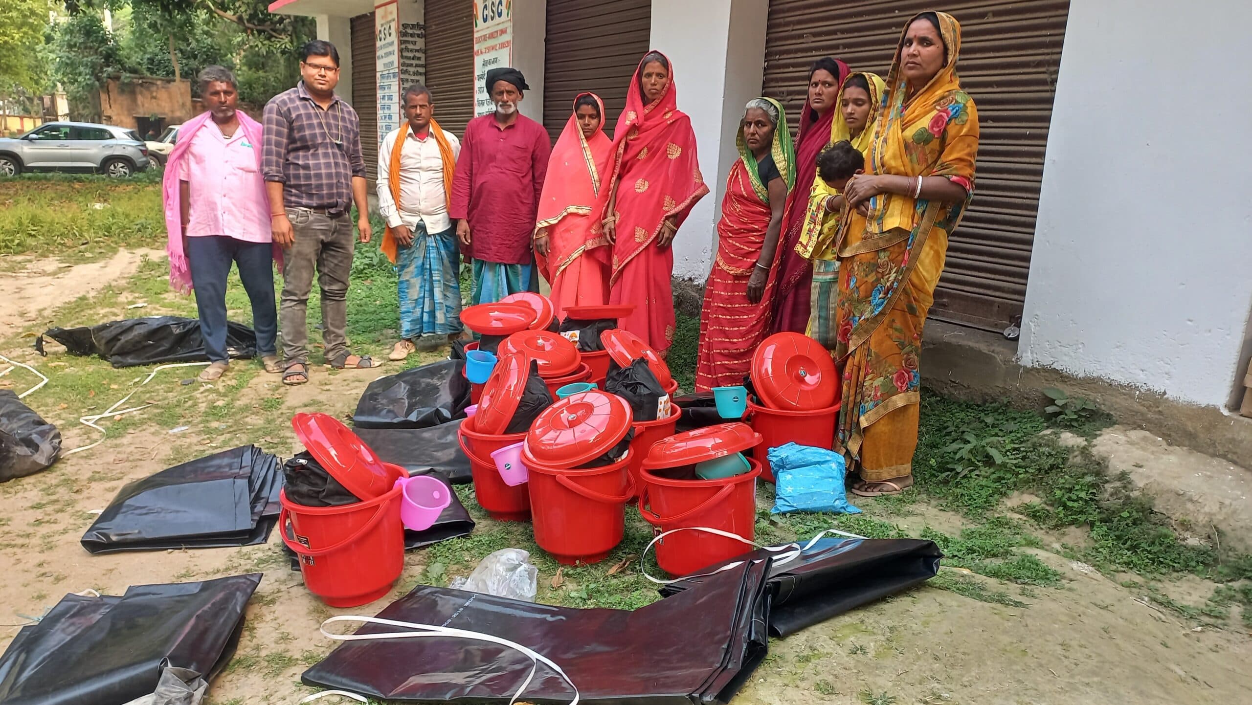 बकिया सुखाय अग्नि पीड़ितों को उपलब्ध करायी सामग्री