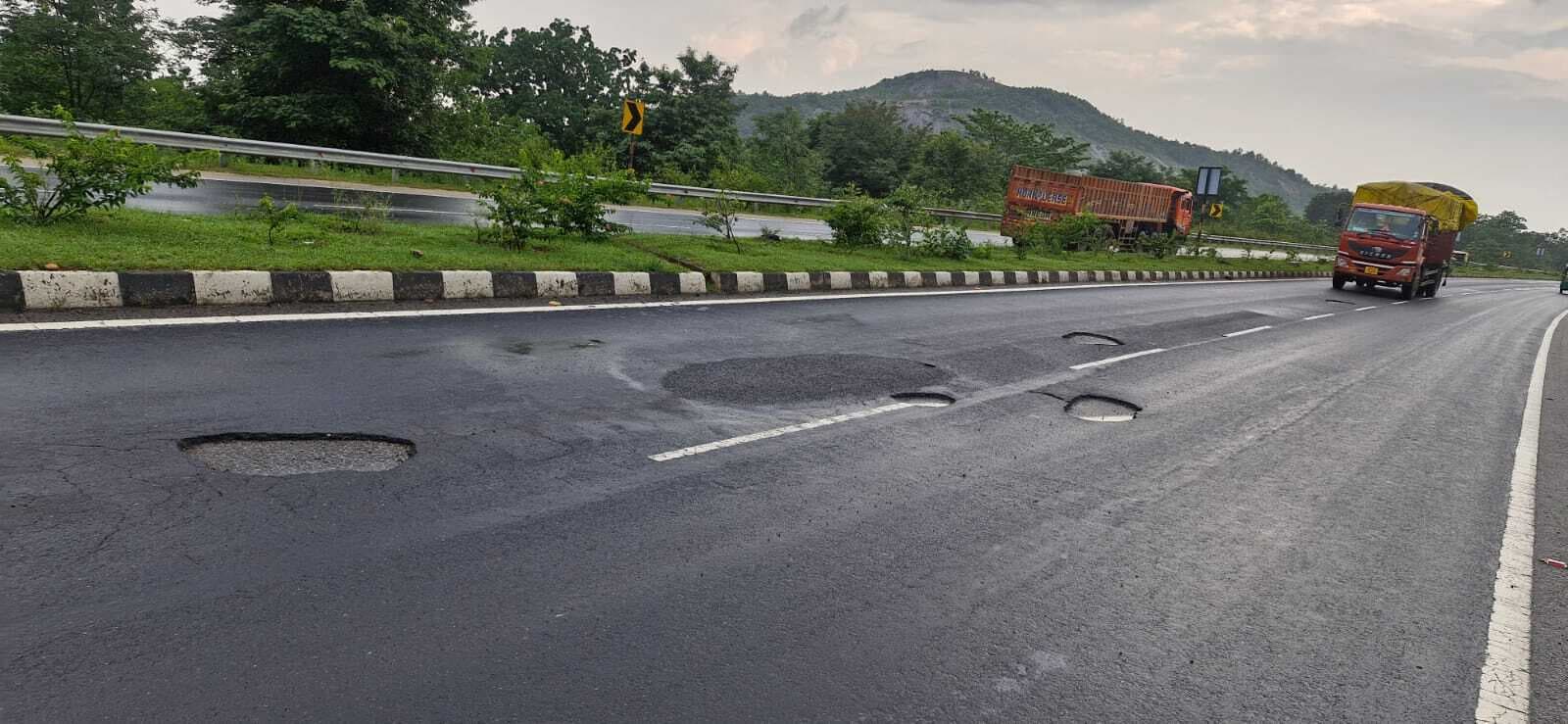 रांची-टाटा राष्ट्रीय मार्ग की हालत बदतर, दुर्घटना होने की आशंका