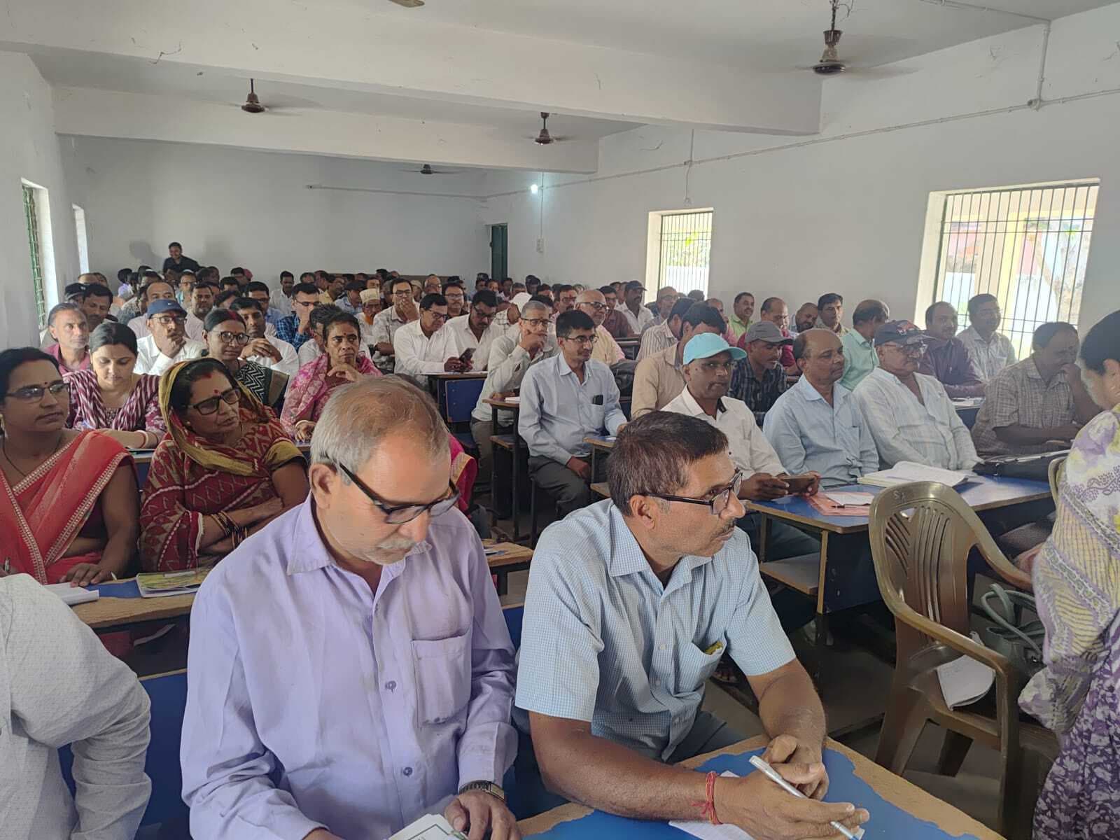 स्कूल में नामांकन व बच्चों की उपस्थिति बढ़ाएं : बीइइओ