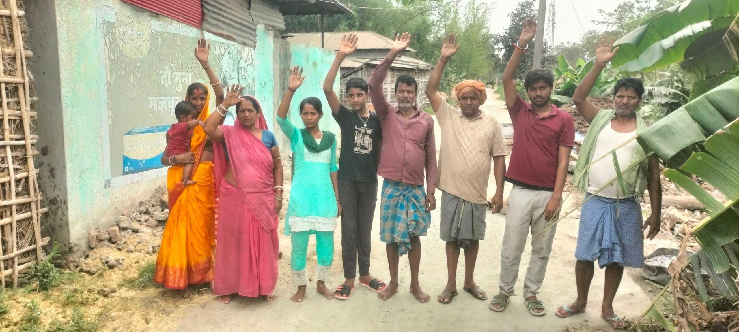 रसगुल्ला फैक्ट्री के दुर्गंधयुक्त पानी से परेशान लोगों ने किया प्रदर्शन