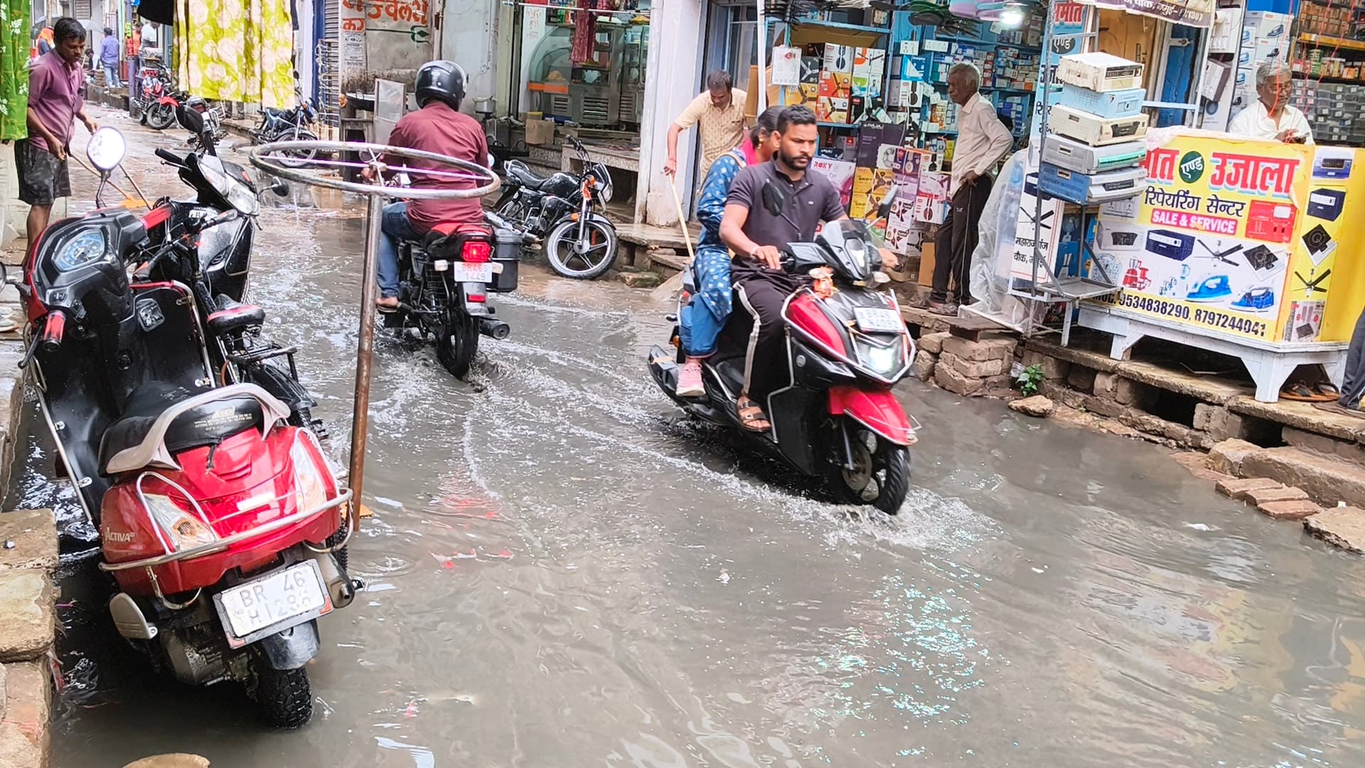 आधे घंटे की बारिश से शहर में जगह-जगह जलजमाव