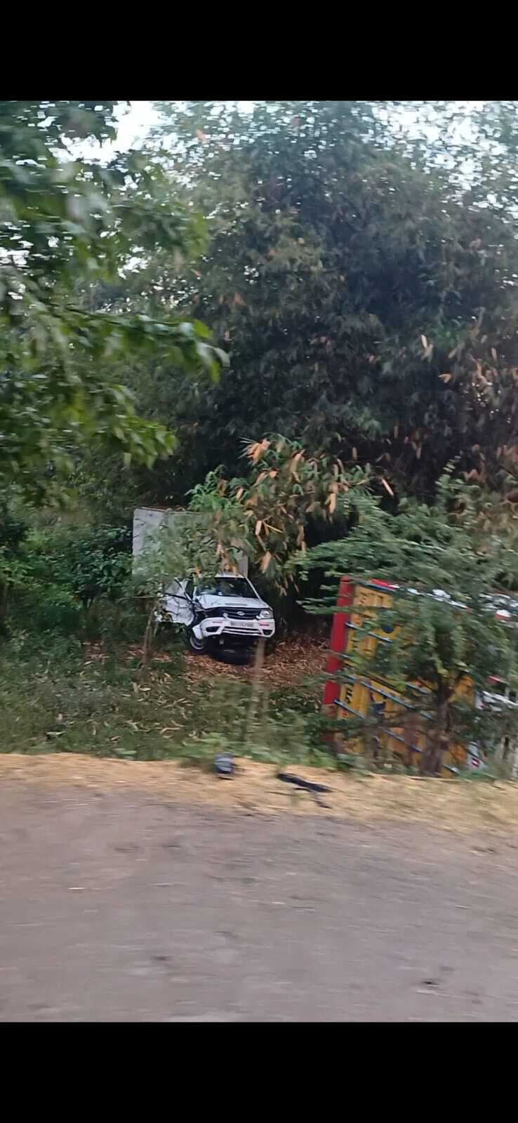 ट्रक व पिकअप की टक्कर में चालक सहित तीन घायल