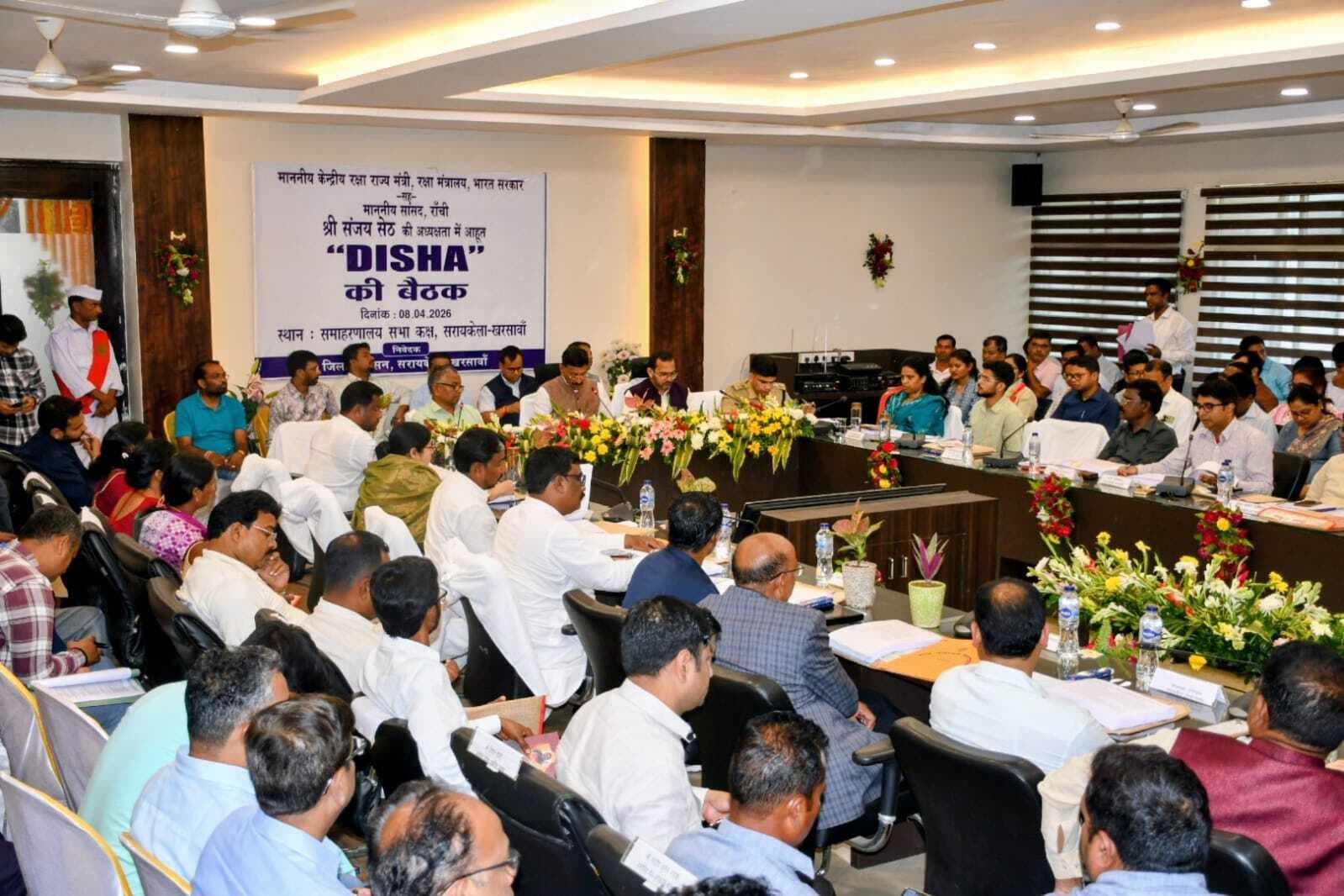 Seraikela Kharsawan News : जनहित की योजनाओं में देरी बर्दाश्त नहीं लापरवाह संवेदकों को ब्लैकलिस्ट करें