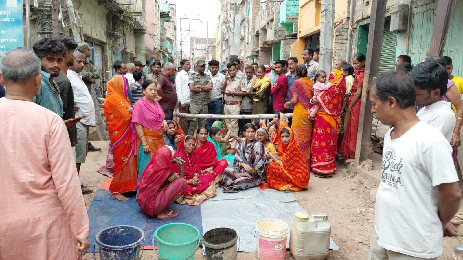 सड़क निर्माण के पूर्व पाइप लाइन कनेक्शन देने की मांग, पांच घंटे सड़क जाम